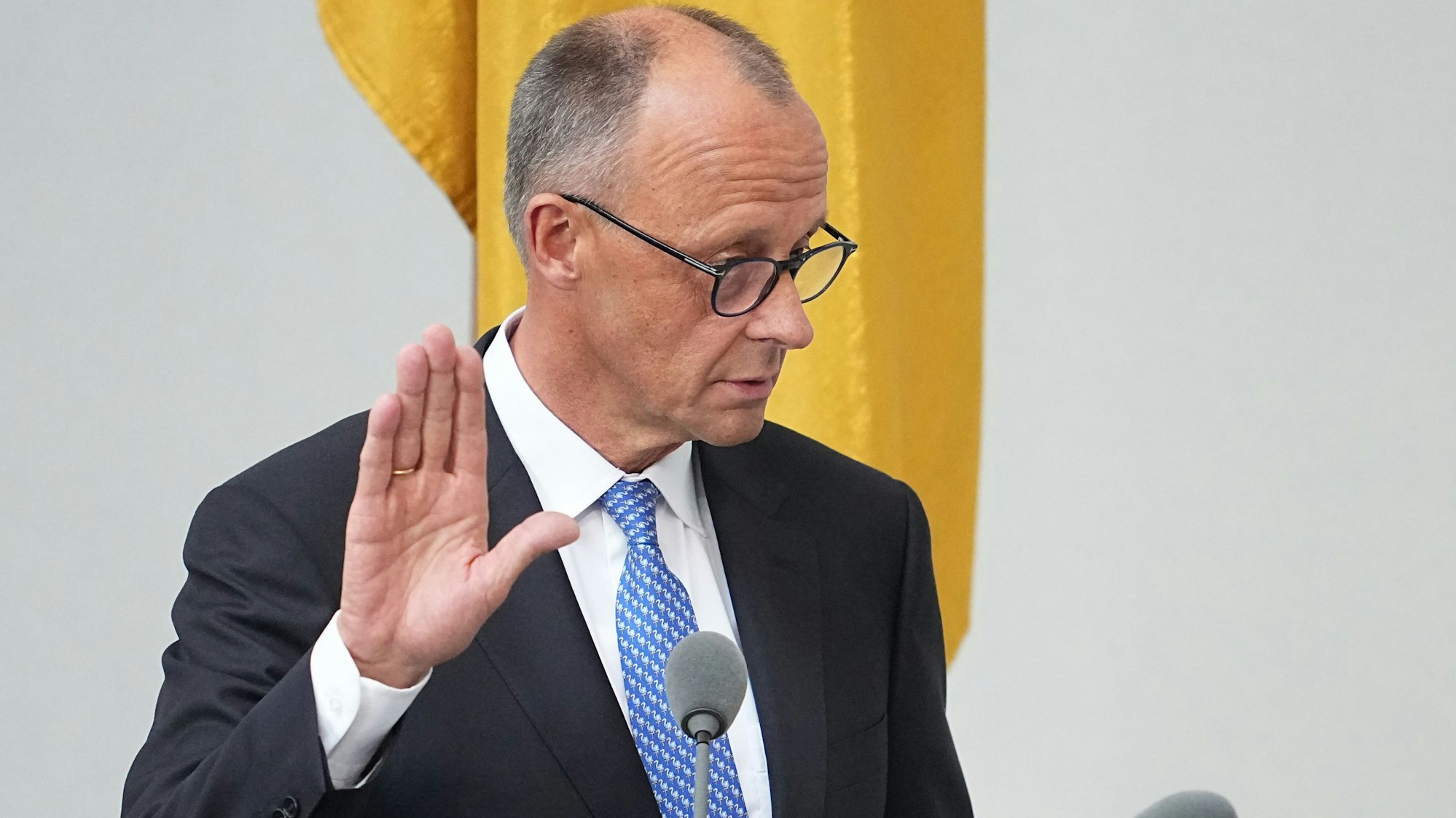Friedrich Merz (CDU) legt am 6. Mai 2025 im Bundestag seinen Amtseid als Bundeskanzler ab.