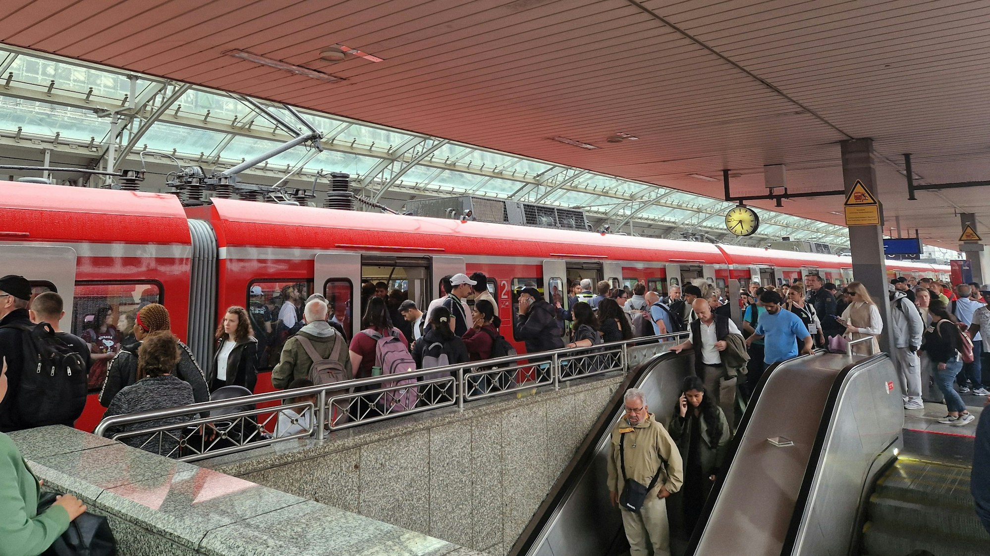 Überfüllte Gleise am Kölner Hauptbahnhof.
