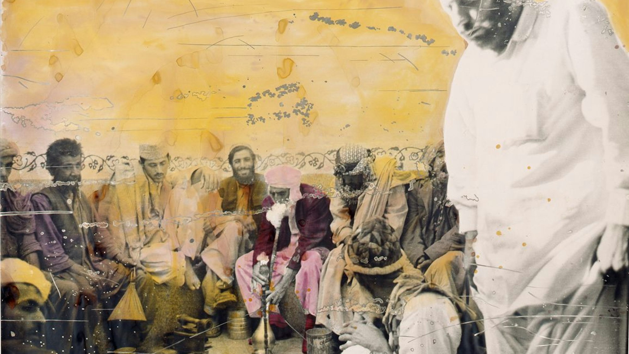 Männer sitzen in einer Opiumhöhle.