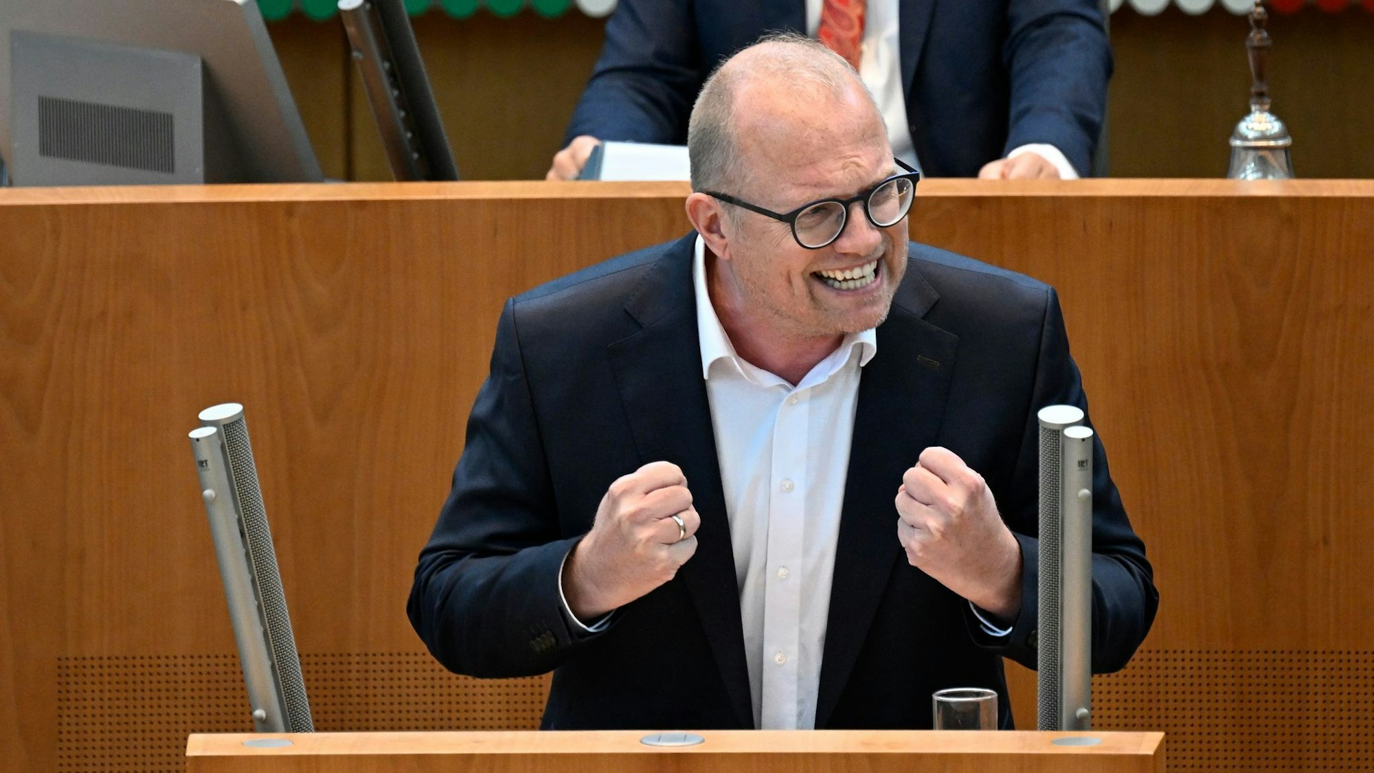 Aus Sicht des Oppositionsführers im nordrhein-westfälischen Landtag, Jochen Ott, muss die Landesregierung bei Thyssenkrupp Partei ergreifen für die Interessen der Arbeitnehmer.