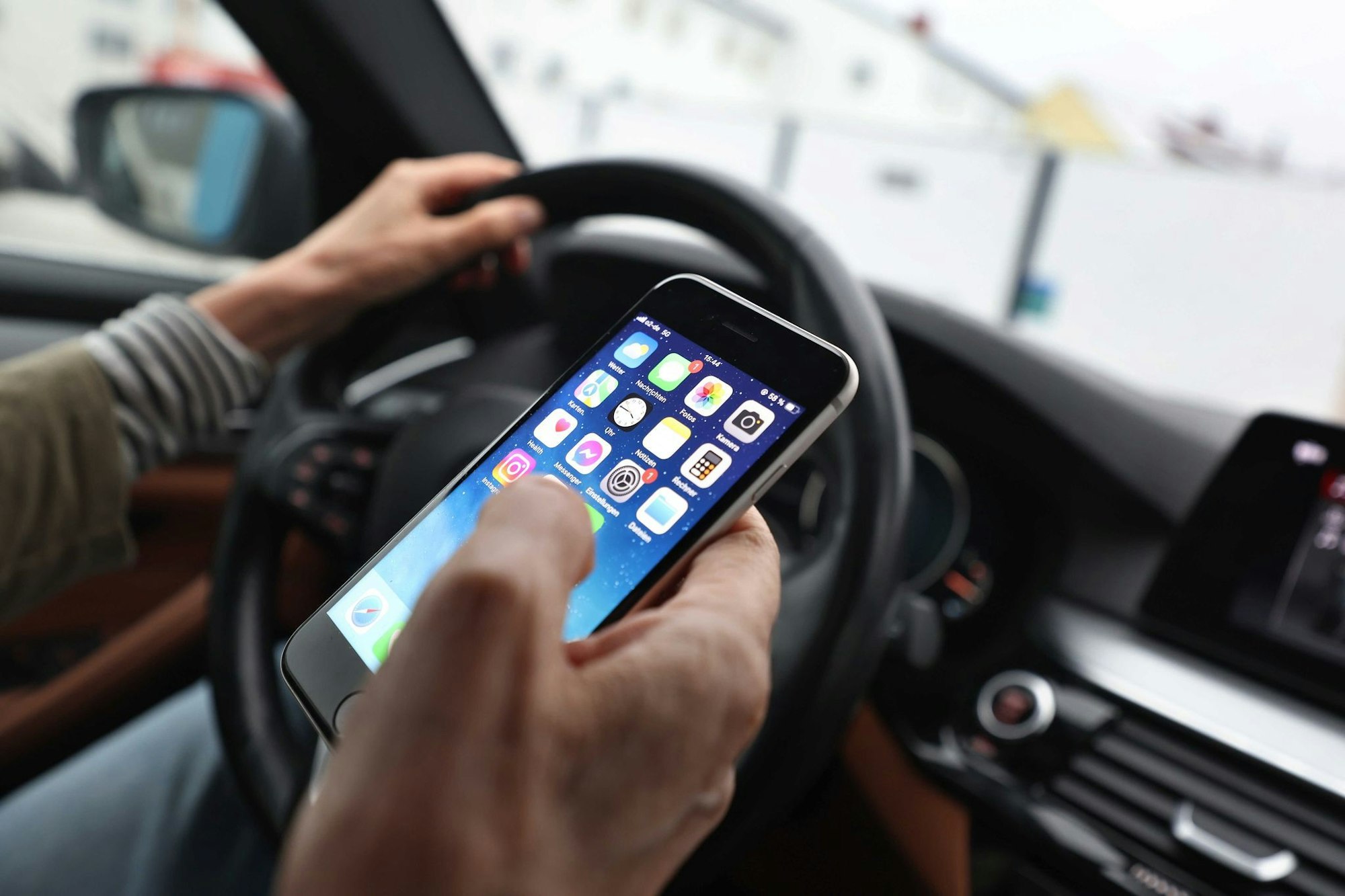 Gefährliche Ablenkung durchs Smartphone: Ein Blick aufs Handy kann sekundenlange Unaufmerksamkeit bedeuten.