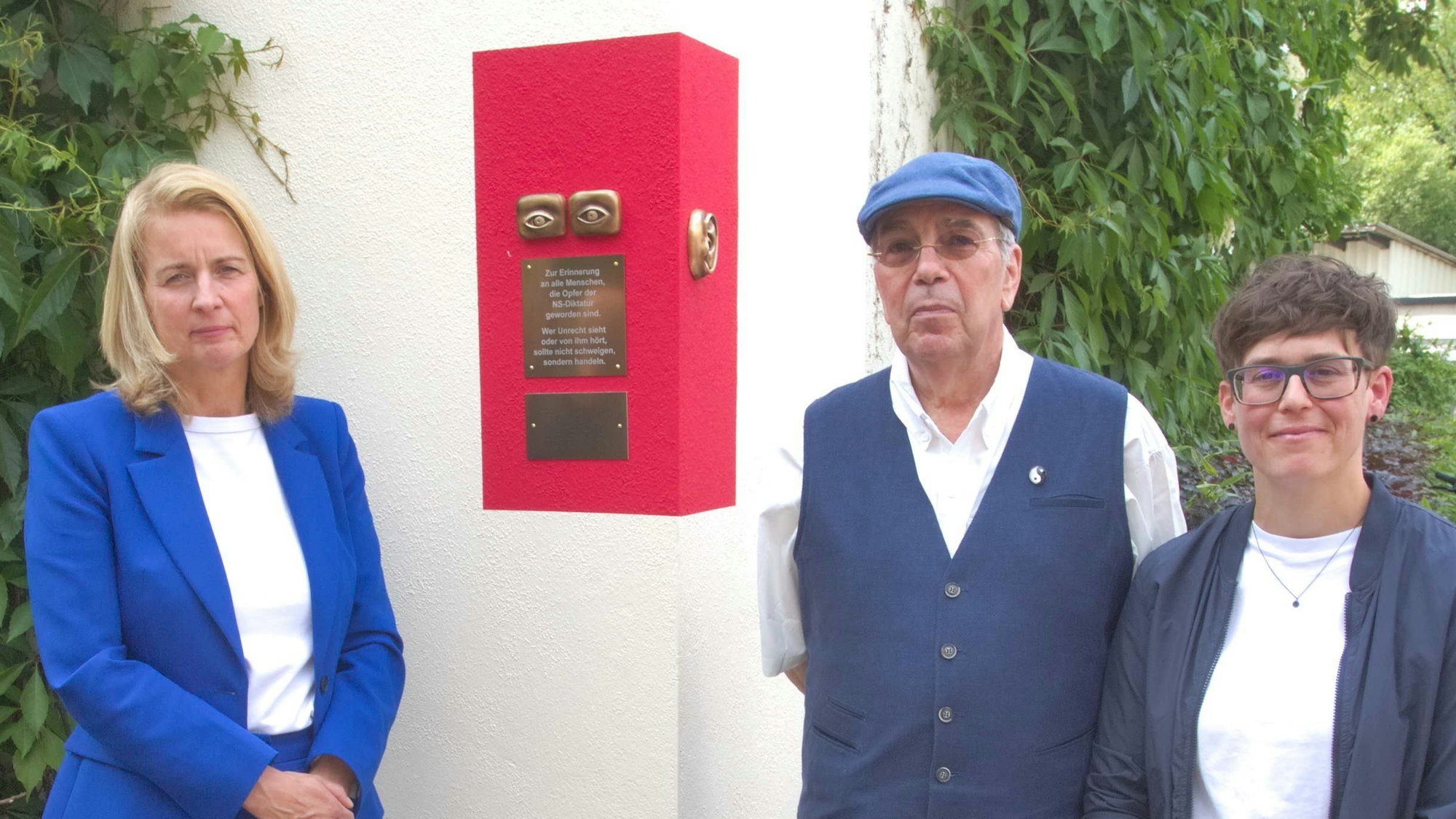 Das Foto zeigt das neue Denkmal sowie Bürgermeisterin Anne Loth, den Künstler Michael Wittschier und Stadtarchivarin Sarah Zeppenfeld.