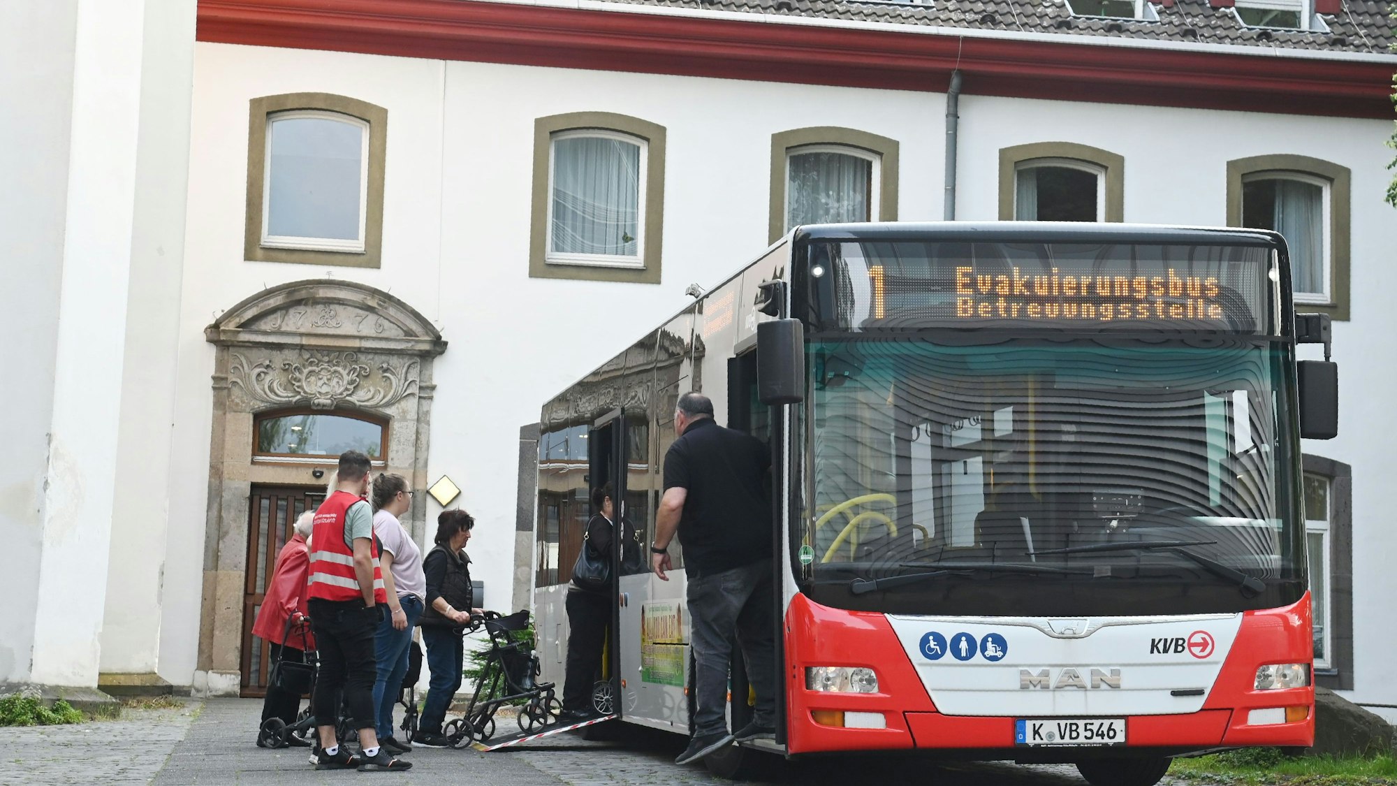 04.06.2025 Köln. Drei Weltkriegsbomben wurden in Deutz gefunden. Es gibt eine großräumige Evakuierung. Caritas Altenzentrum St. Heribert. Foto: Alexander Schwaiger