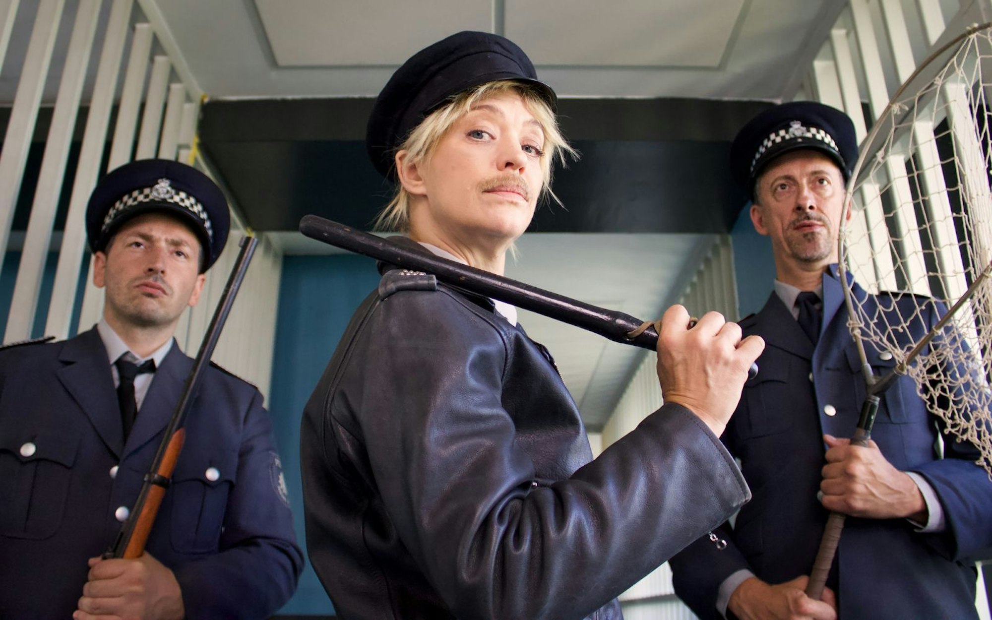 Heike Makatsch führt in „Akiko, der fliegende Affe“ eine Polizeitruppe an, die den entflohenen Kapuzineraffen unbedingt wieder einfangen und zurück in den Zoo bringen möchte. (Bild: Veit Helmer Filmproduktion/Farbfilm Verleih)