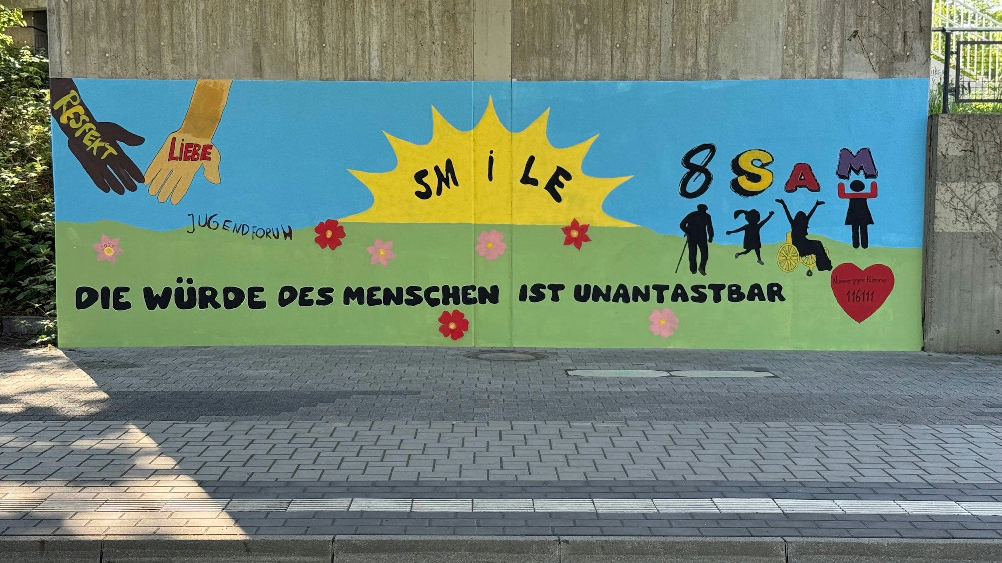 Mitglieder des Jugendforums „8sam! - gegen Rassismus“ und Schülerinnen sowie Schüler der Gutenbergschule haben eine Wand an der Rathausallee in Sankt Augustin gestaltet.