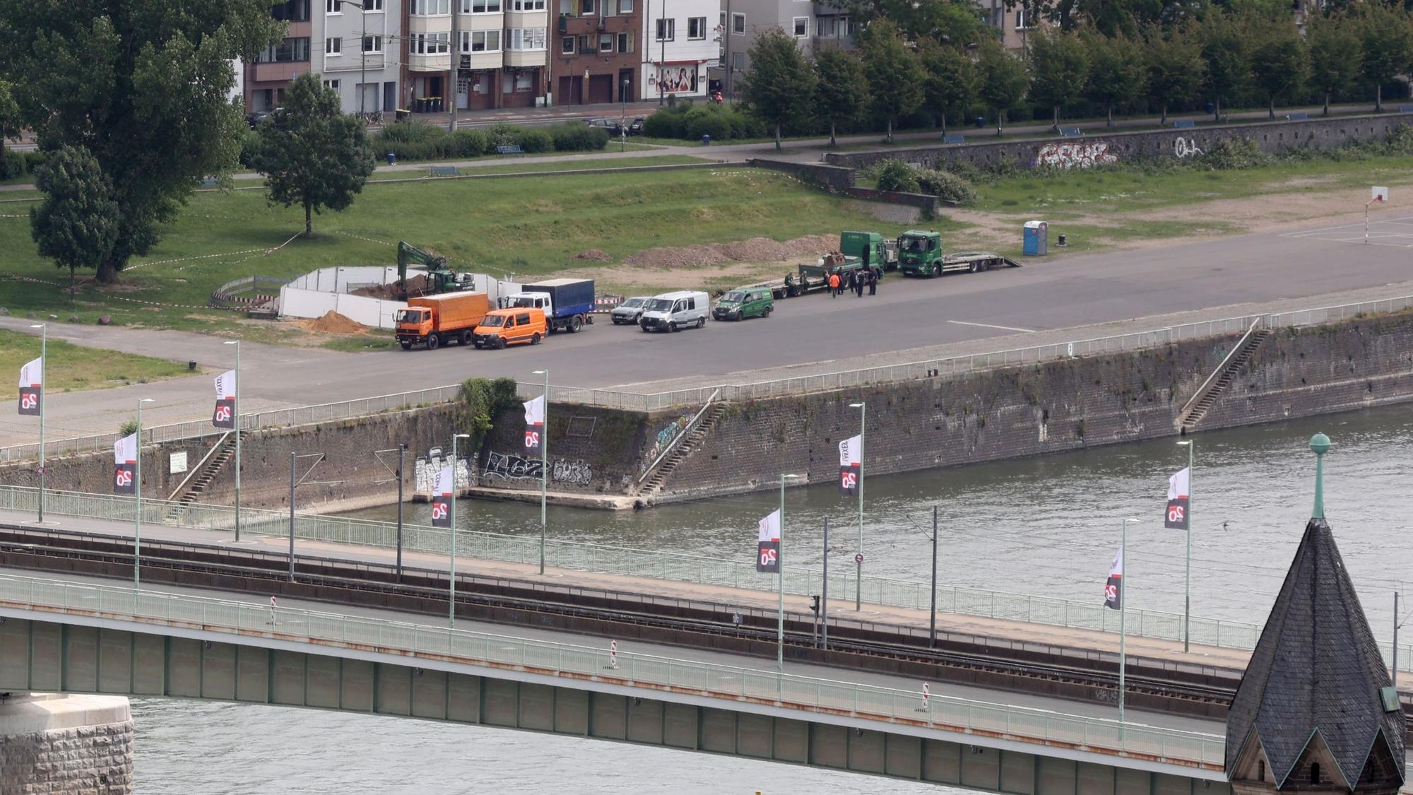 04.06.2025
Köln:
Blick auf die menschenleere, evakuierte Altstadt und das Rheinufer. Nach dem Fund von drei Weltkriegsbomben kommt es heute zur größten Evakuierung in Köln seit dem Zweiten Weltkrieg.
geräumte Deutzer Brücke mit der Baustelle mit den 3 Bomben
Copyright: Martina Goyert
mgoyert@web.de