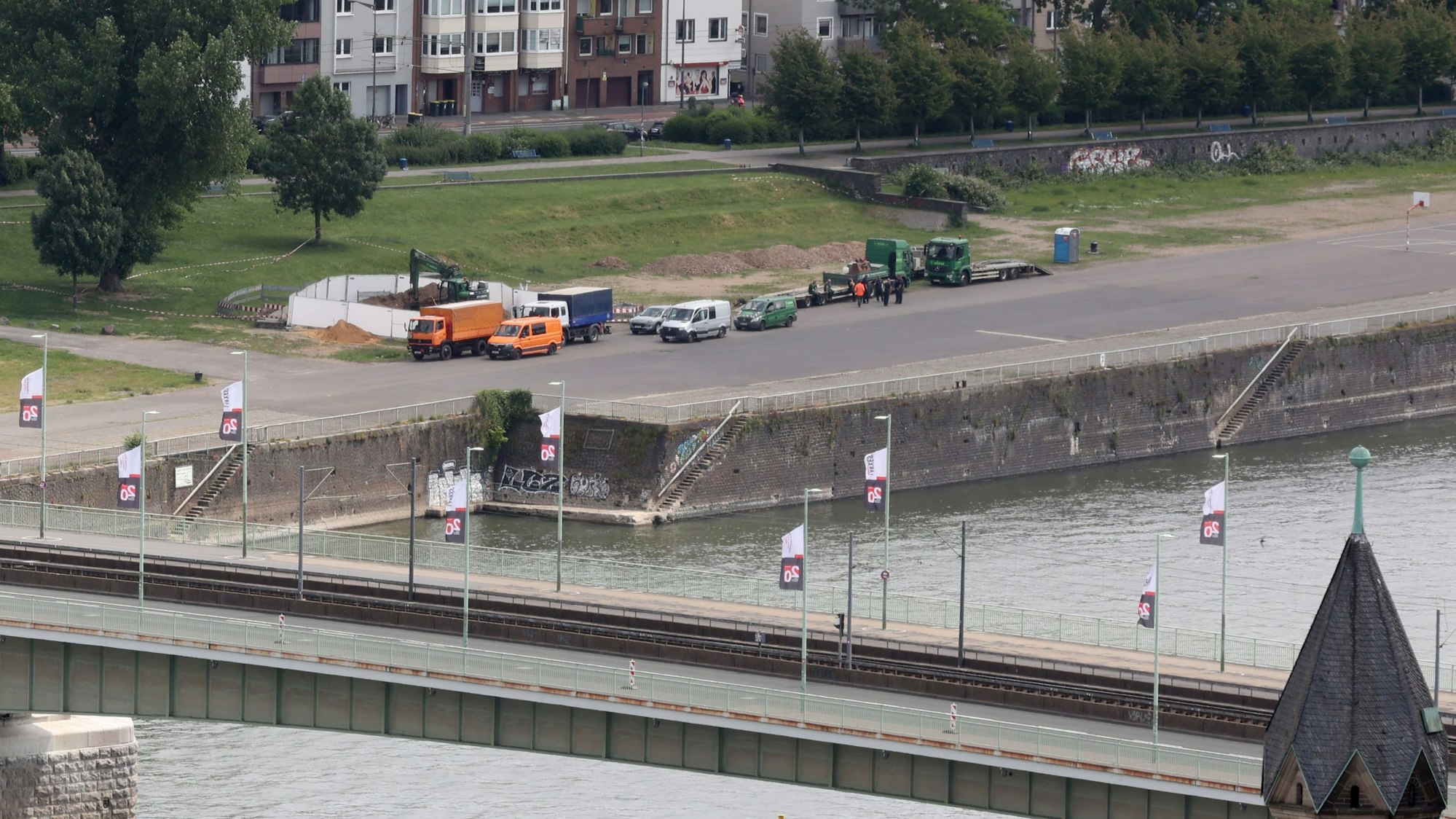 04.06.2025
Köln:
Blick auf die menschenleere, evakuierte Altstadt und das Rheinufer. Nach dem Fund von drei Weltkriegsbomben kommt es heute zur größten Evakuierung in Köln seit dem Zweiten Weltkrieg.
geräumte Deutzer Brücke mit der Baustelle mit den 3 Bomben
Copyright: Martina Goyert
mgoyert@web.de