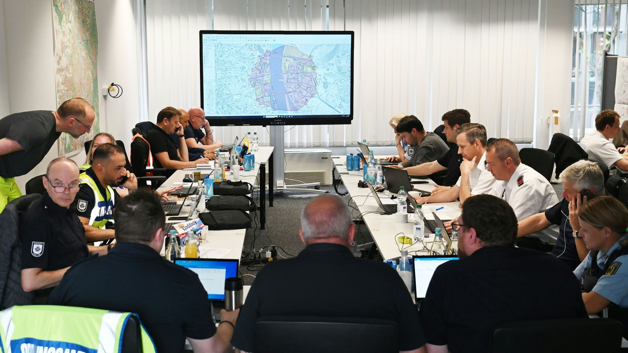 04.06.2025 Köln. Drei Weltkriegsbomben wurden in Deutz gefunden. Es gibt eine großräumige Evakuierung. Lagezentrum im Stadthaus Ost. Foto: Alexander Schwaiger