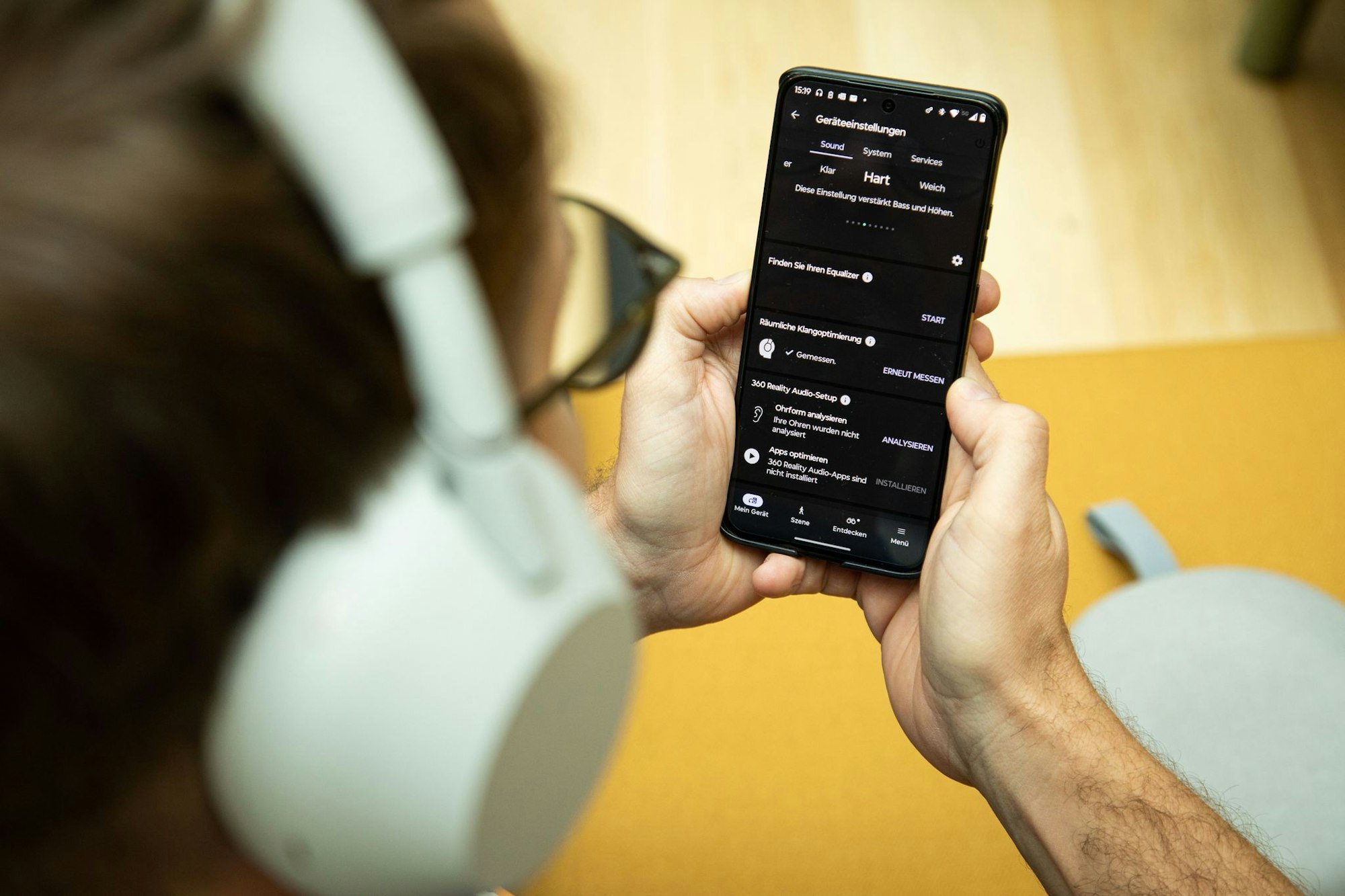 Die App Sound Connect erlaubt Feineinstellungen des Klangs, will dafür aber auch ganz schön viel Informationen haben. Es geht mit etwas Verzicht auch ohne sie.