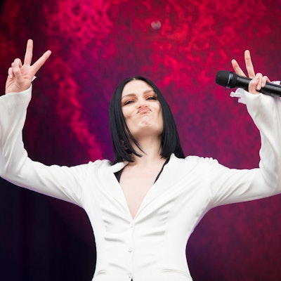 Sängerin Jessie J performt auf der Bühne.