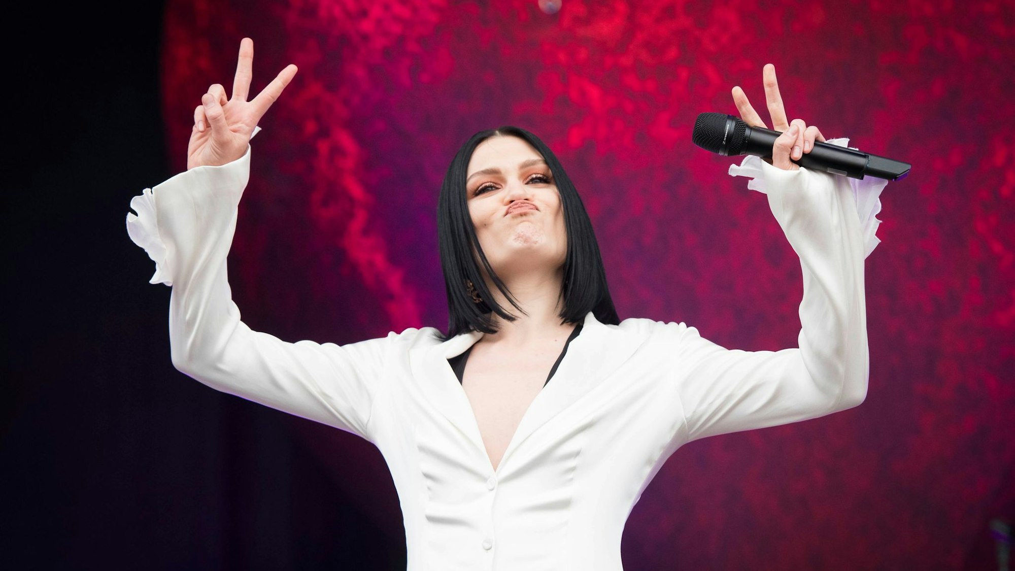 Sängerin Jessie J performt auf der Bühne.