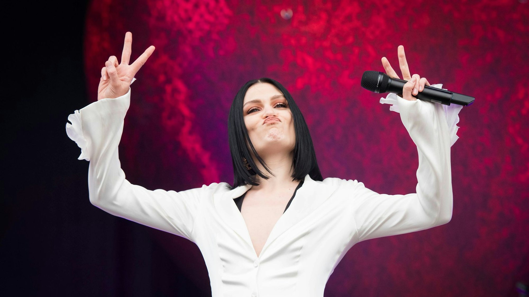Jessie J tanzt auf der Bühne.