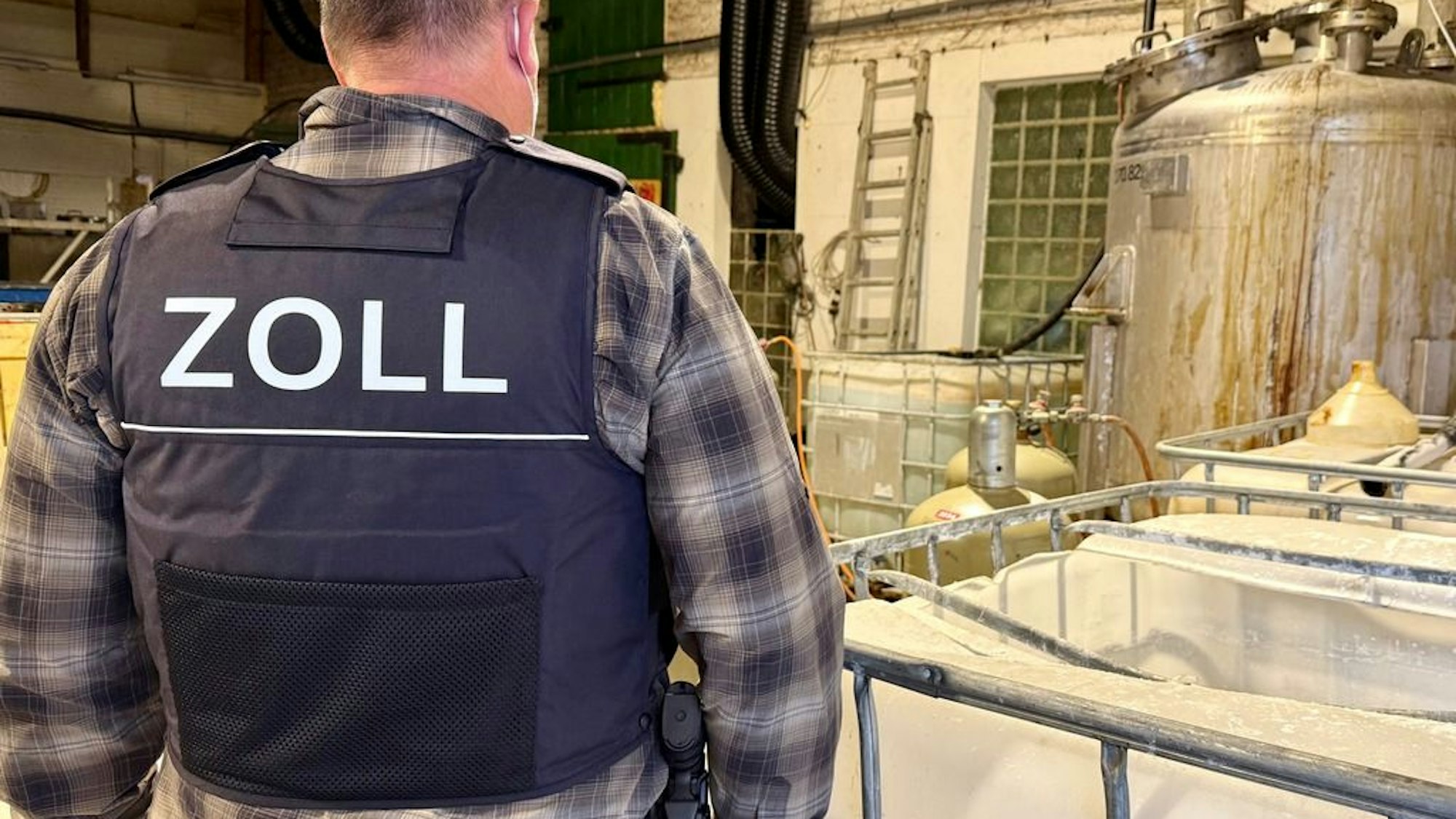 Zollbeamter bei Razzia im Drogenlabor in Kerpen