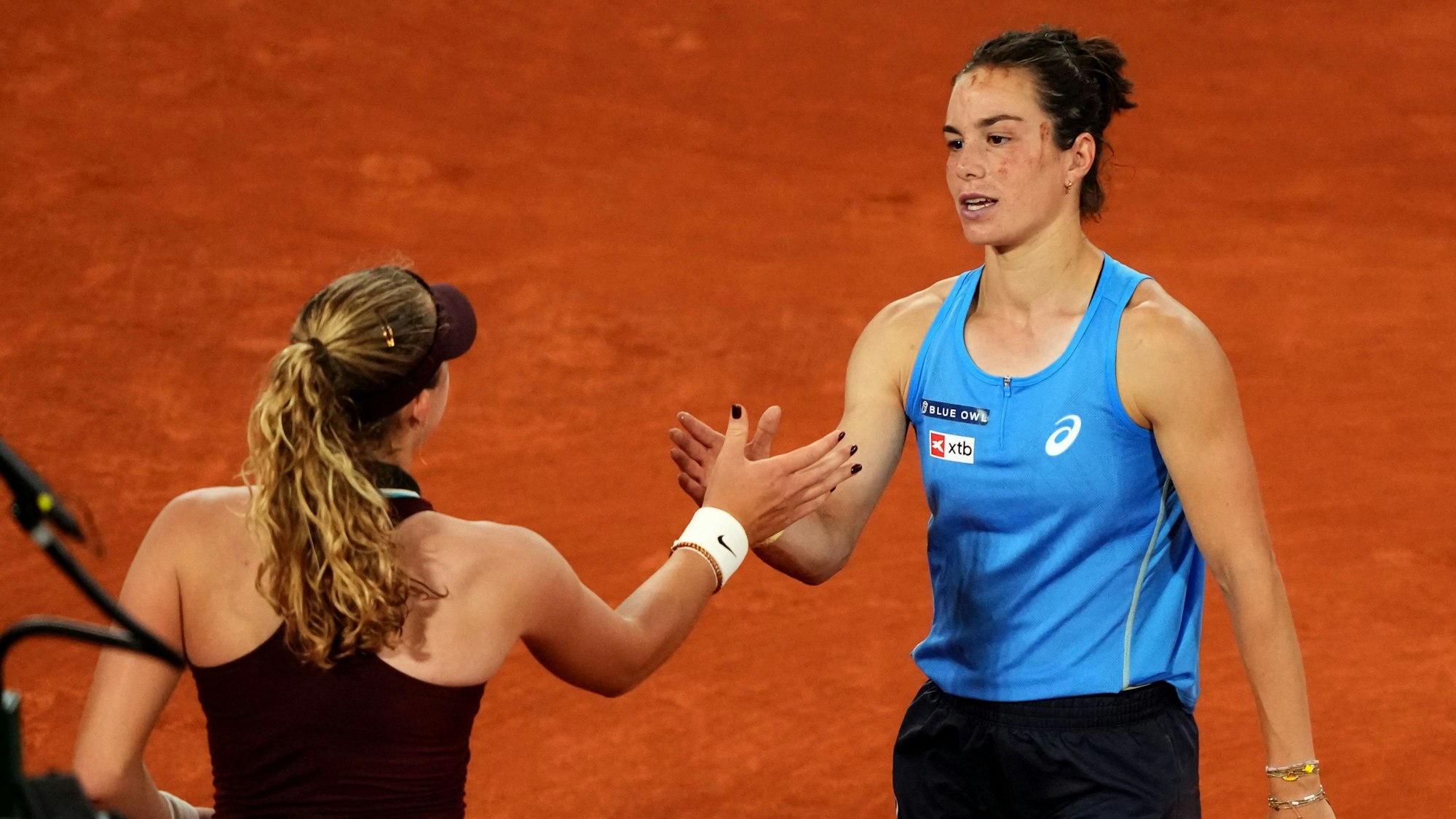 Lois Boisson gewinnt das Spiel als Wildcard-Spielerin – Mirra Andreeva bleibt nur der Händedruck nach einem denkwürdigen Viertelfinale in Paris.