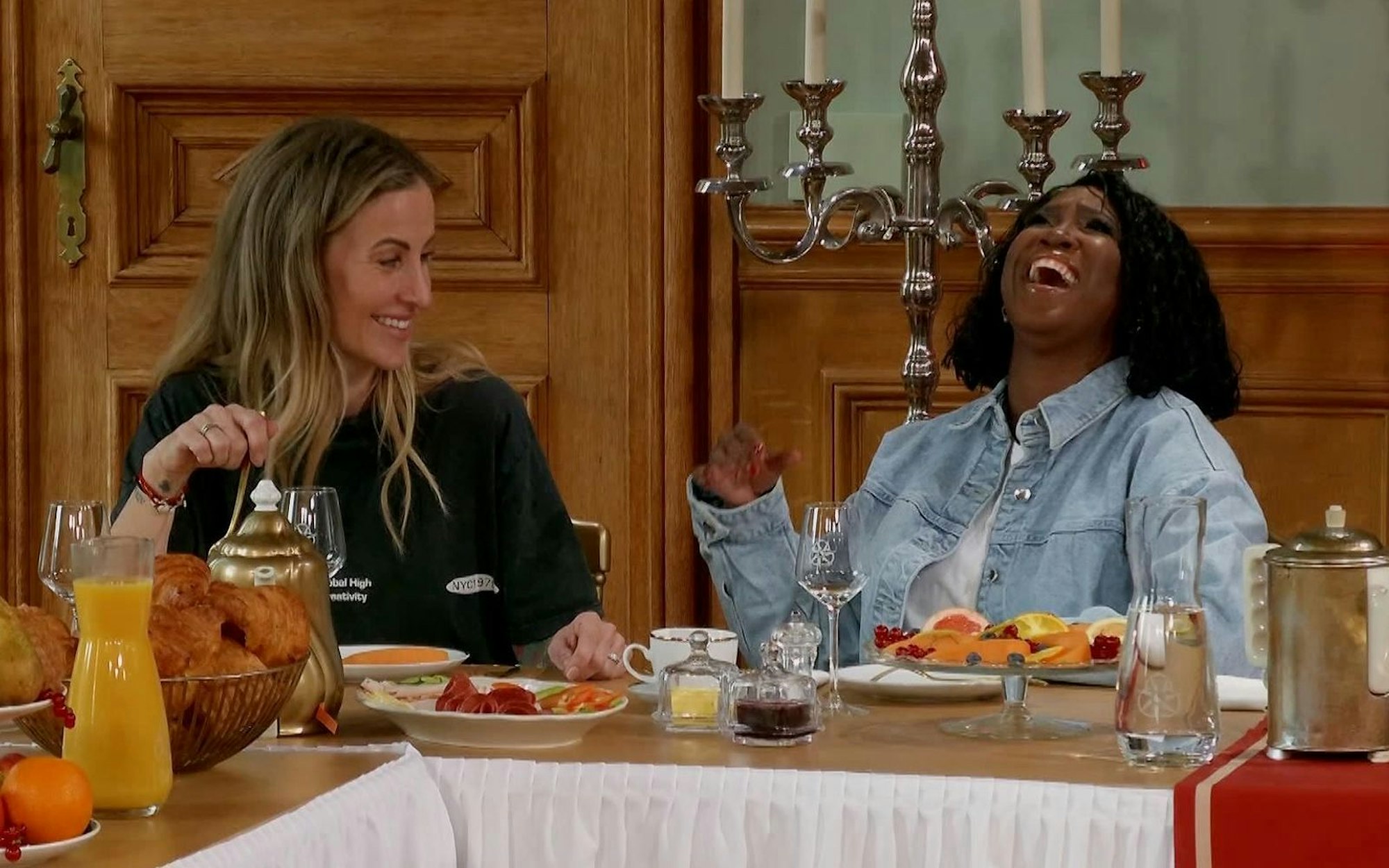 Charlotte Würdig (links) und Motsi Mabuse gewannen die Spielshow „Die Verräter“. Beide wurden auch Ziel von Fan-Kritik. (Bild: RTL)