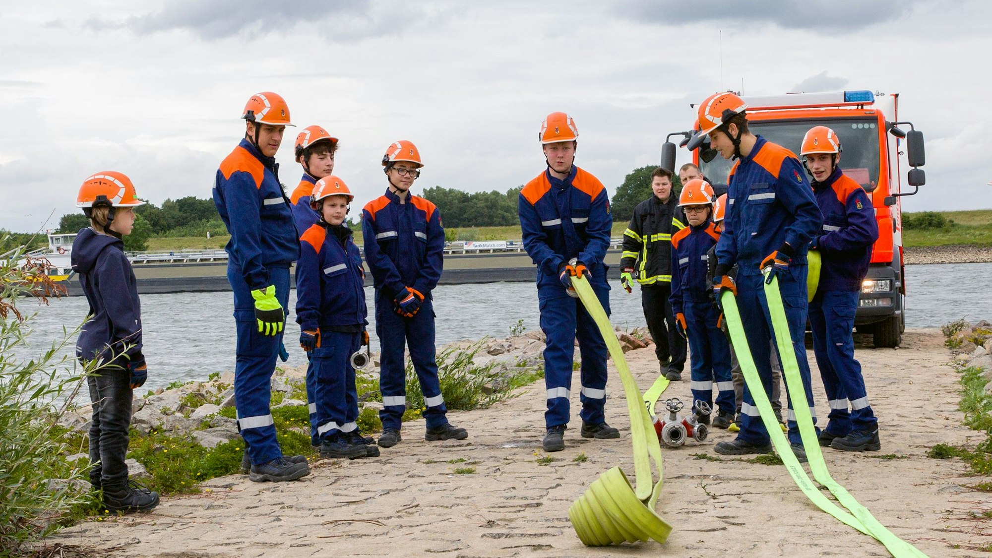 Die Worringer Jugendfeuerwehr bei einer Übung am Rheinufer.
