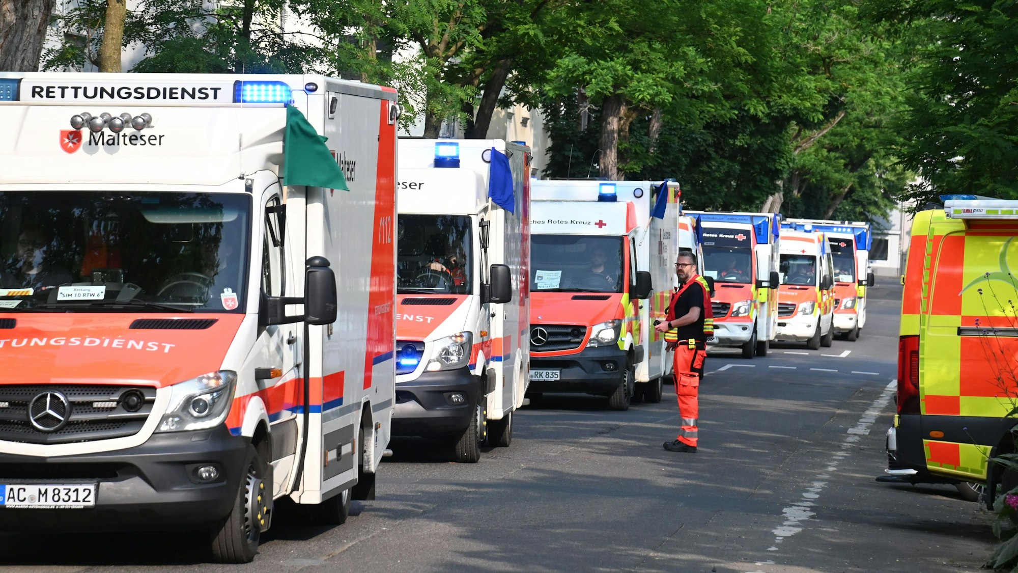 Um kurz vor 9 Uhr sind zehn Krankenwagen eingetroffen. Da es nicht genügen Fahrzeuge in Köln für alle Einsaätze gibt, mussten auch Fahrzeuge aus dem Umland wie Euskirchen und Aachen geordert werden.