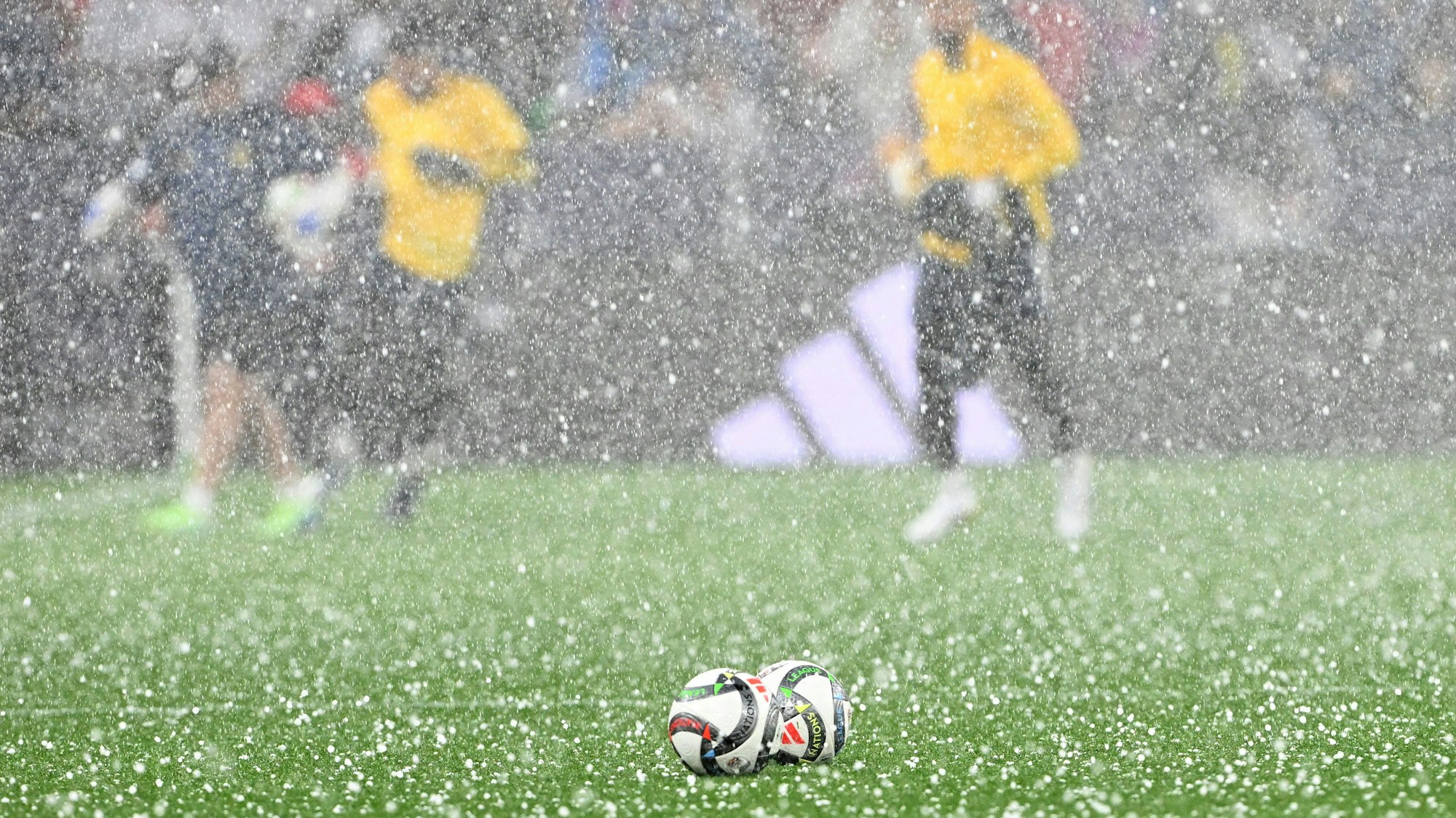 Dicke Hagelkörner liegen auf dem Rasen in München.