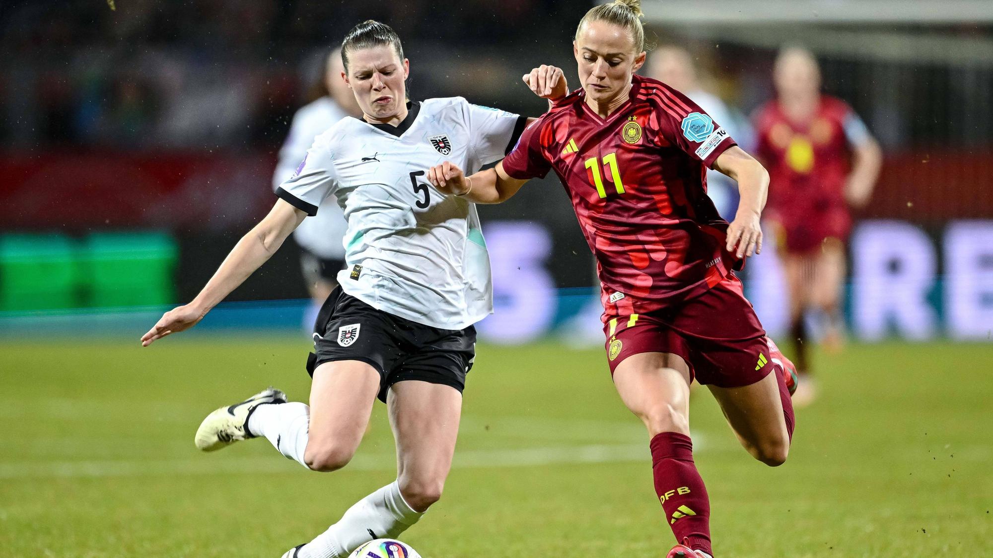 Claudia Wenger Austria und Lea Schueller Germany im Zweikampf während des Spiels der UEFA Women s Nations League 2024/25 Grp A1 MD2 zwischen Deutschland und Österreich im Max-Morlock-Stadion am 25. Februar 2025 in Nürnberg, Deutschland. Foto von Harry Langer/DeFodi Images Claudia Wenger Austria und Lea Schueller Germany battle for the ball during the UEFA Women s Nations League 2024/25 Grp A1 MD2 match between Germany and Austria at Max-Morlock Stadion on February 25, 2025 in Nuremberg, Germany. Photo by Harry Langer/DeFodi Images Photo by Harry Langer/DeFodi Images *** Claudia Wenger Austria and Lea Schueller Germany battle for the ball during the UEFA Women s Nations League 2024 25 Grp A1 MD2 match between Germany and Austria at Max Morlock Stadion on February 25, 2025 in Nuremberg, Germany, Germany Photo by Harry Langer DeFodi Images Claudia Wenger Austria and Lea Schueller Germany battle for the ball during the UEFA Women s Nations League 2024 25 Grp A1 MD2 match between Germany and Austria at Max Morlock Stadion on February 25, 2025 in Nuremberg, Germany Photo by Harry Langer DeFodi Images Photo by Harry Langer DeFodi Images