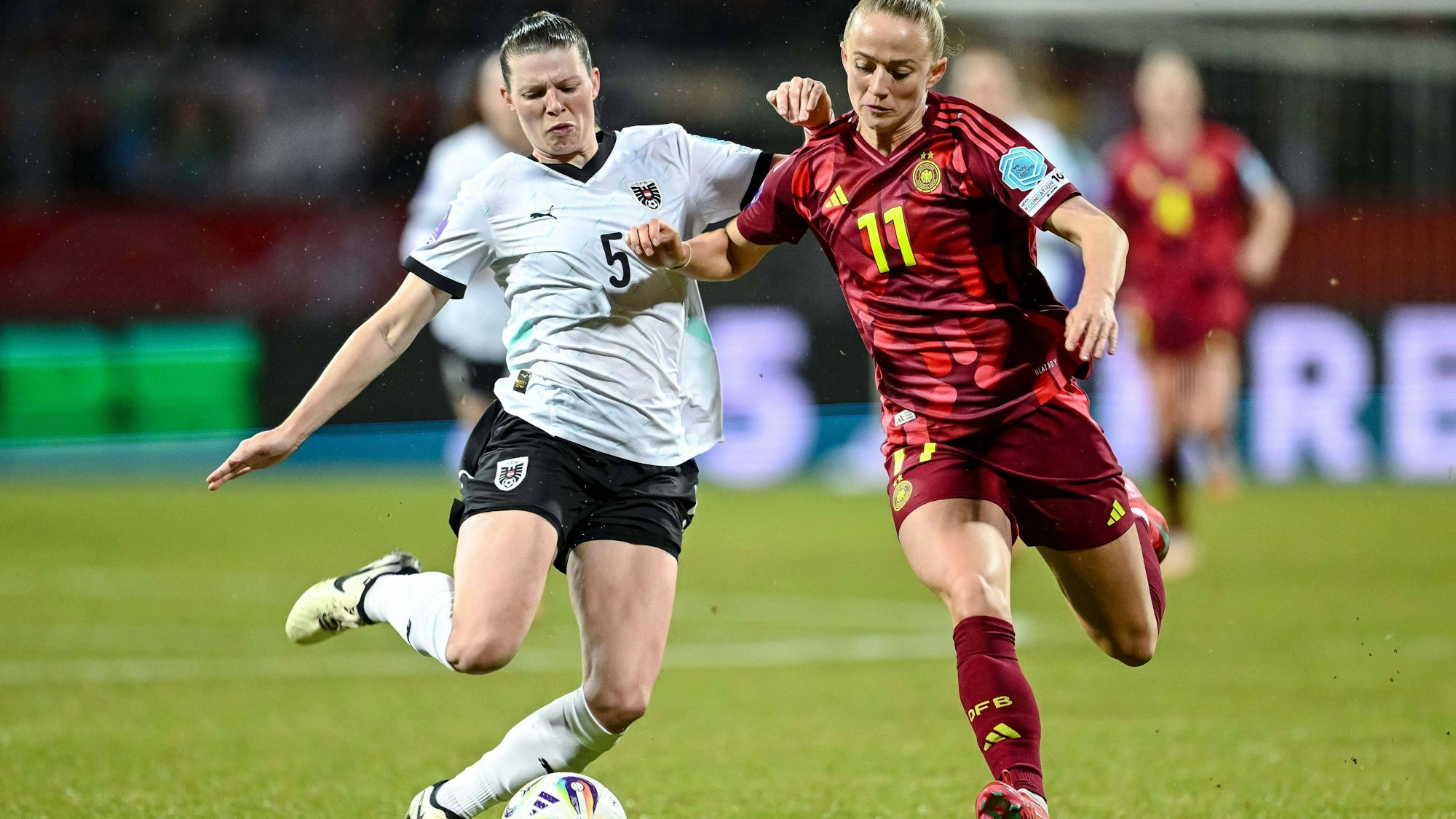 Claudia Wenger Austria und Lea Schueller Germany im Zweikampf während des Spiels der UEFA Women s Nations League 2024/25 Grp A1 MD2 zwischen Deutschland und Österreich im Max-Morlock-Stadion am 25. Februar 2025 in Nürnberg, Deutschland. Foto von Harry Langer/DeFodi Images Claudia Wenger Austria und Lea Schueller Germany battle for the ball during the UEFA Women s Nations League 2024/25 Grp A1 MD2 match between Germany and Austria at Max-Morlock Stadion on February 25, 2025 in Nuremberg, Germany. Photo by Harry Langer/DeFodi Images Photo by Harry Langer/DeFodi Images *** Claudia Wenger Austria and Lea Schueller Germany battle for the ball during the UEFA Women s Nations League 2024 25 Grp A1 MD2 match between Germany and Austria at Max Morlock Stadion on February 25, 2025 in Nuremberg, Germany, Germany Photo by Harry Langer DeFodi Images Claudia Wenger Austria and Lea Schueller Germany battle for the ball during the UEFA Women s Nations League 2024 25 Grp A1 MD2 match between Germany and Austria at Max Morlock Stadion on February 25, 2025 in Nuremberg, Germany Photo by Harry Langer DeFodi Images Photo by Harry Langer DeFodi Images