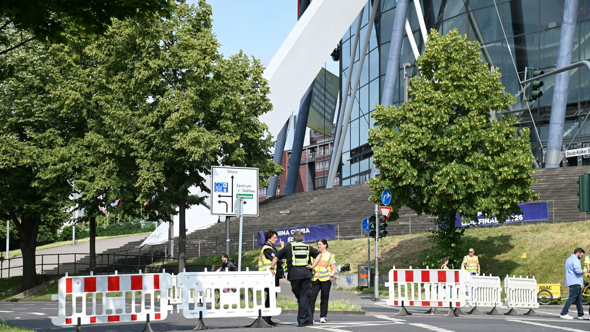 04.06.2025 Köln. Drei Weltkriegsbomben wurden in Deutz gefunden. Es gibt eine großräumige Evakuierung. Absperrung an der Lanxess Arena. Foto: Alexander Schwaiger