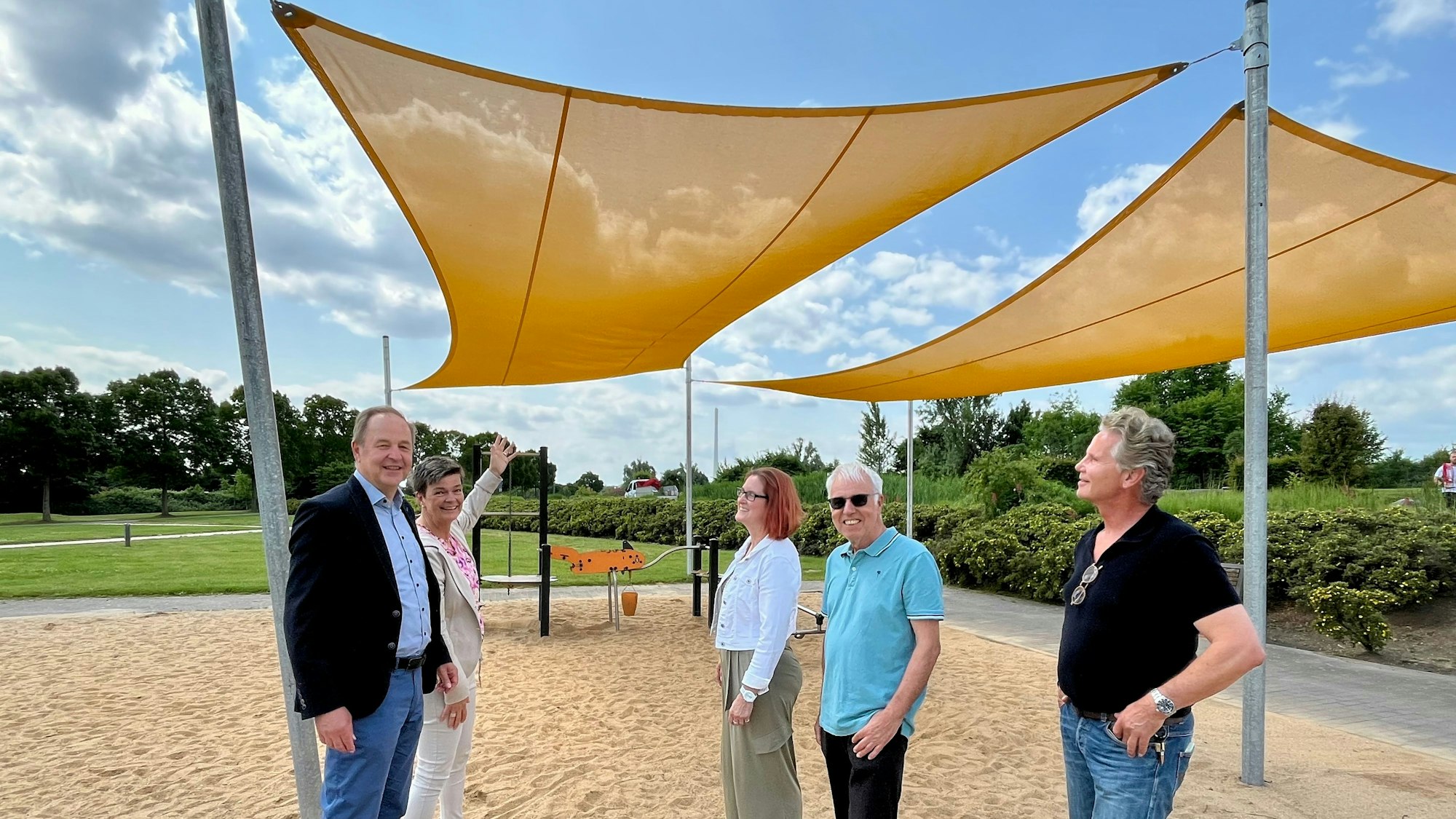 Menschen unter Sonnensegel