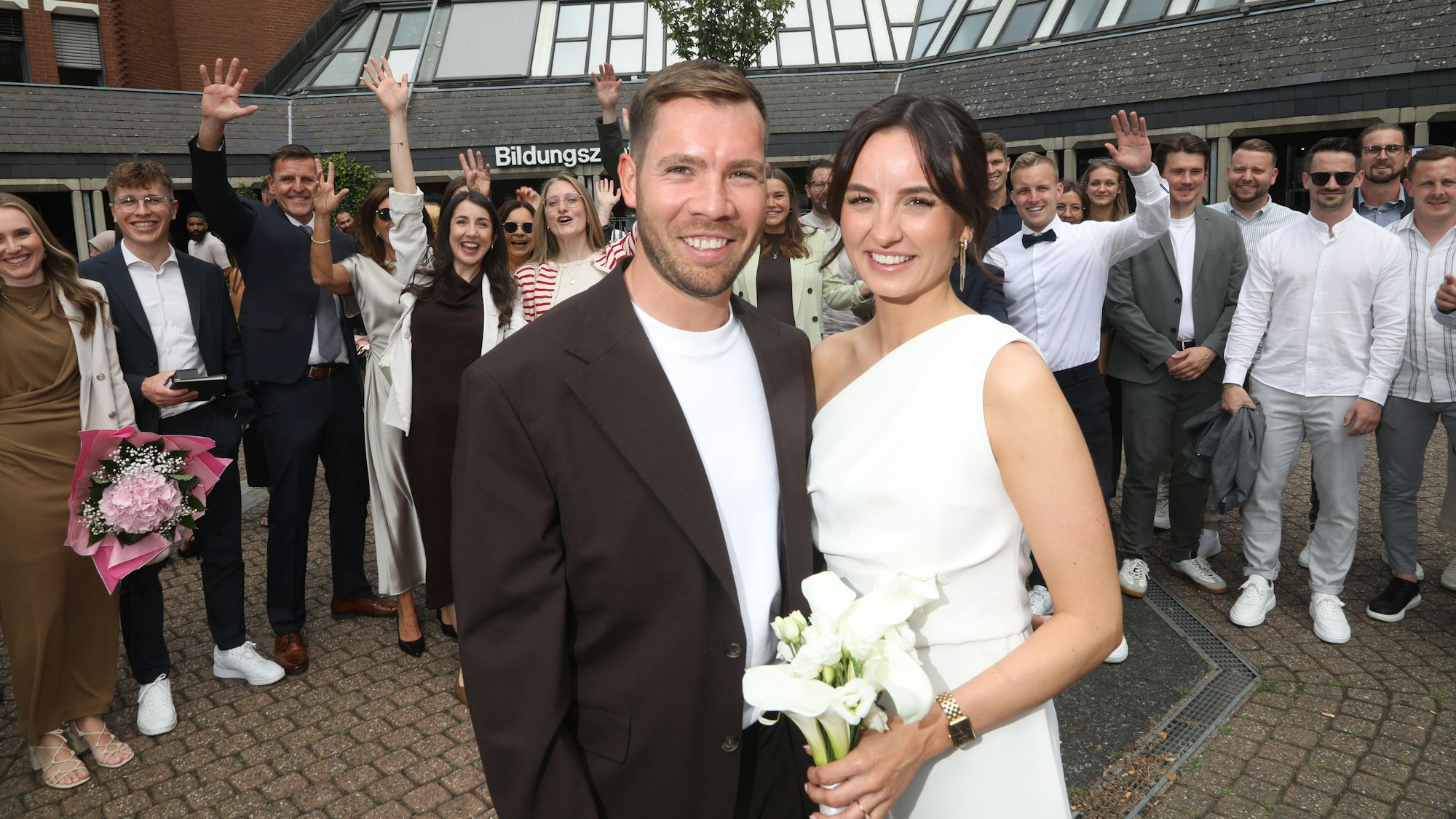 Gina und Jonas und gaben sich spontan in Porz statt im Historischen Rathaus das Ja-Wort.