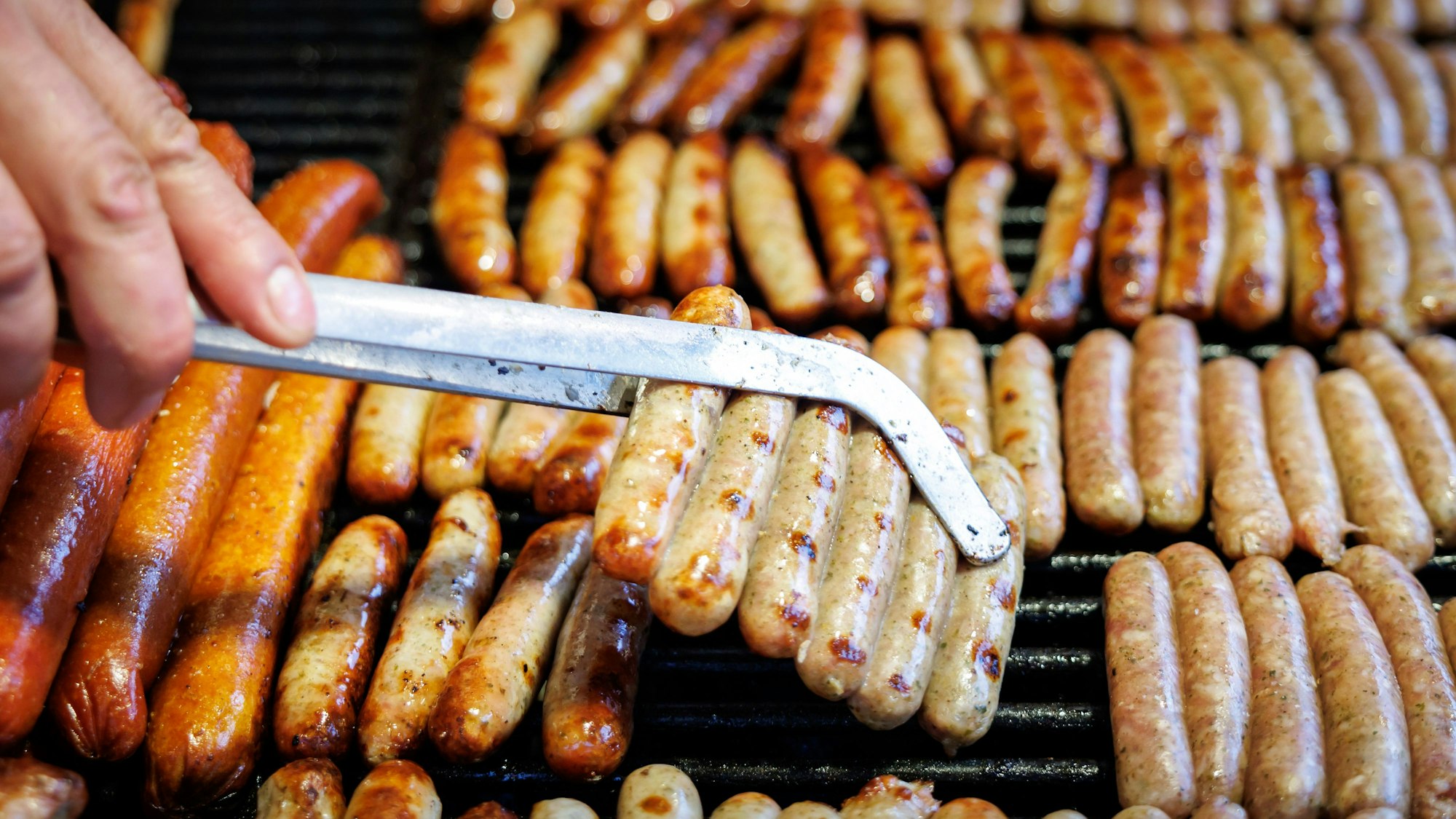 Bratwürste liegen auf einem Grill (Symbolbild)