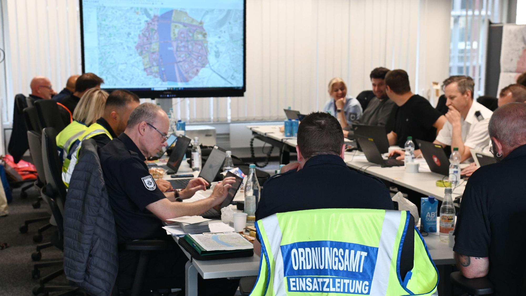 04.06.2025 Köln. Drei Weltkriegsbomben wurden in Deutz gefunden. Es gibt eine großräumige Evakuierung. Lagezentrum im Stadthaus Ost. Foto: Alexander Schwaiger