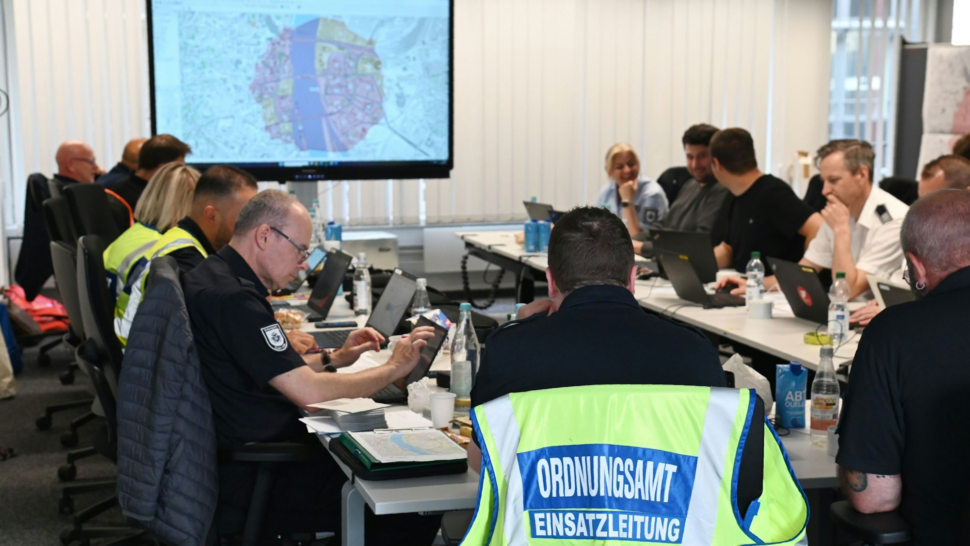 04.06.2025 Köln. Drei Weltkriegsbomben wurden in Deutz gefunden. Es gibt eine großräumige Evakuierung. Lagezentrum im Stadthaus Ost. Foto: Alexander Schwaiger