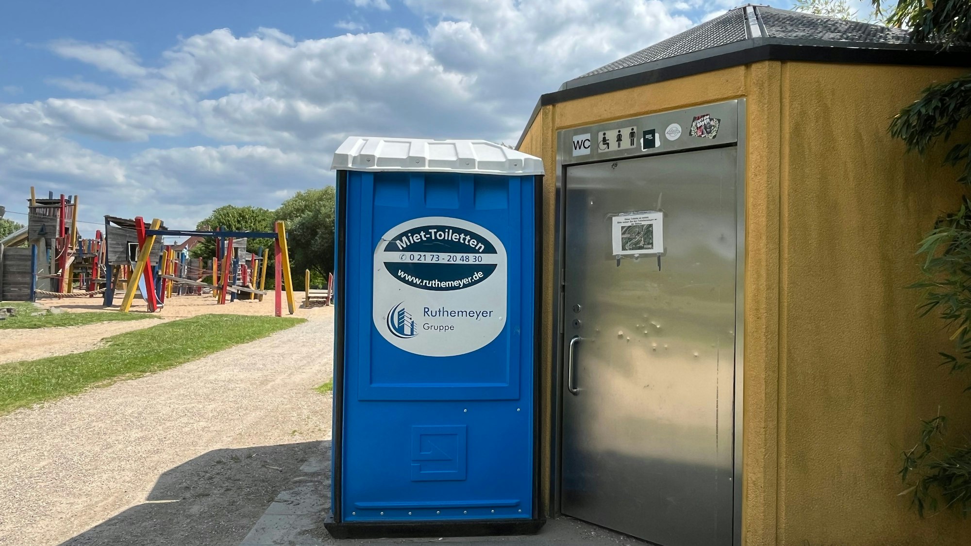 Vor dem defekten Toilettenhäuschen wurden mobile Toiletten aufgestellt