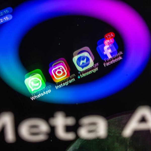 Die Apps Facebook, Messenger, Instagram und WhatsApp werden auf einem Smartphone-Display angezeigt.