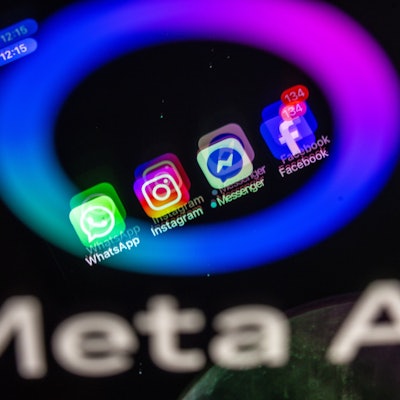 Die Apps Facebook, Messenger, Instagram und WhatsApp werden auf einem Smartphone-Display angezeigt.