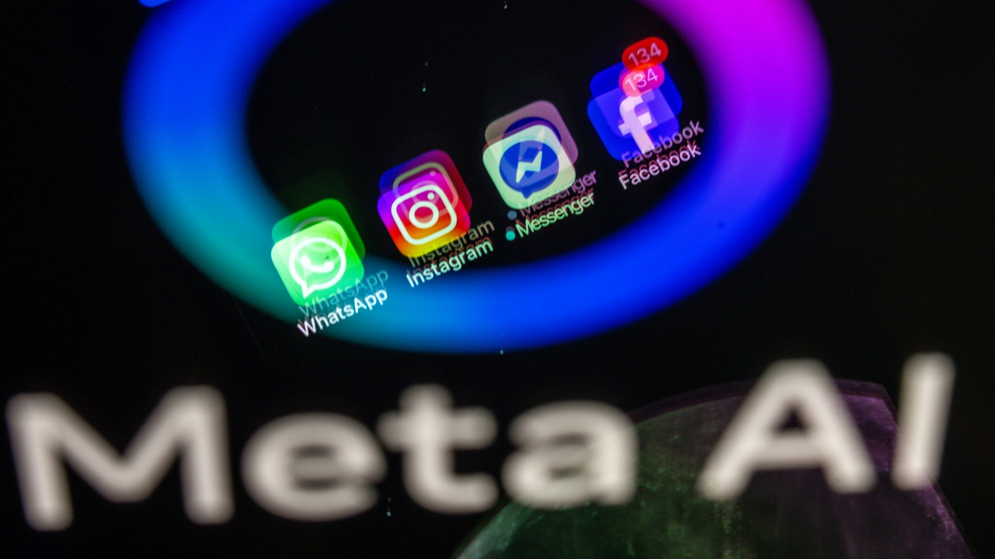 Die Apps Facebook, Messenger, Instagram und WhatsApp werden auf einem Smartphone-Display angezeigt.