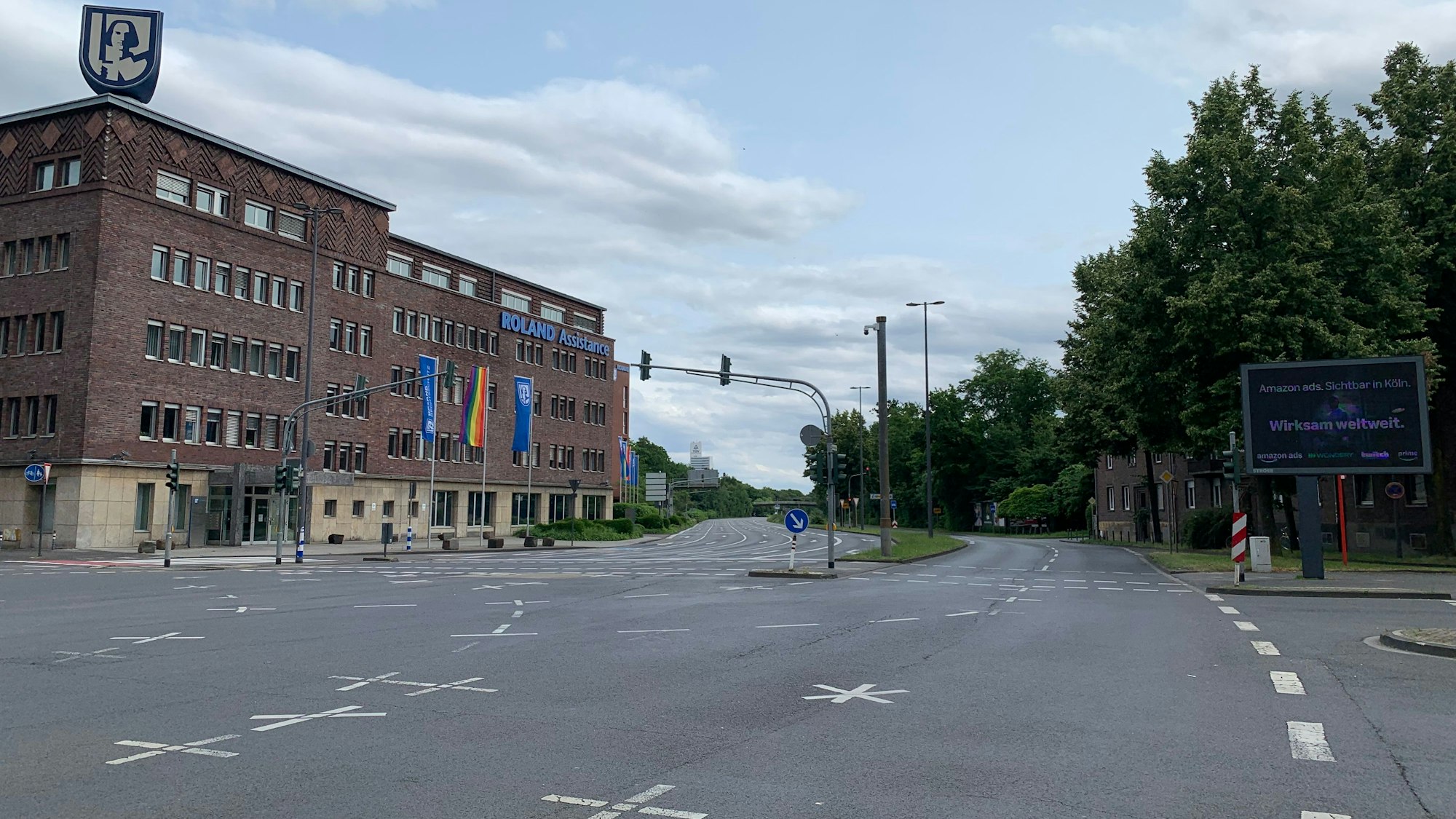 Kein Auto und kein Fußgänger weit und breit: Der Evakuierungsbereich auf der Deutzer Seite ist mittlerweile komplett menschenleer.