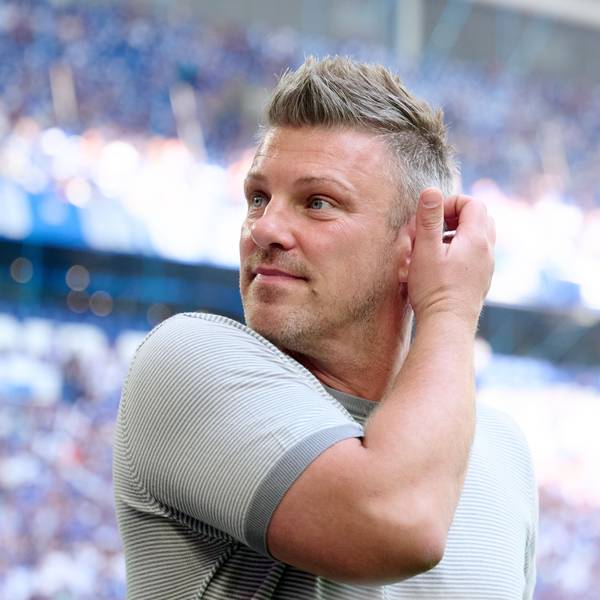 ARCHIV - 02.05.2025, Nordrhein-Westfalen, Gelsenkirchen: Fußball: 2. Bundesliga, FC Schalke 04 - SC Paderborn 07, 32. Spieltag, Veltins Arena. Trainer Lukas Kwasniok vor dem Spiel. (zu dpa: «Medien: Kwasniok heißer Trainerkandidat beim 1. FC Köln») Foto: Bernd Thissen/dpa +++ dpa-Bildfunk +++
