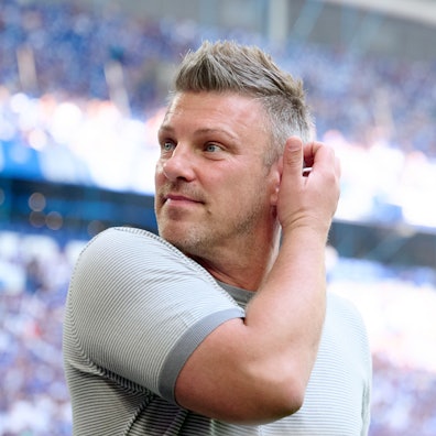 ARCHIV - 02.05.2025, Nordrhein-Westfalen, Gelsenkirchen: Fußball: 2. Bundesliga, FC Schalke 04 - SC Paderborn 07, 32. Spieltag, Veltins Arena. Trainer Lukas Kwasniok vor dem Spiel. (zu dpa: «Medien: Kwasniok heißer Trainerkandidat beim 1. FC Köln») Foto: Bernd Thissen/dpa +++ dpa-Bildfunk +++