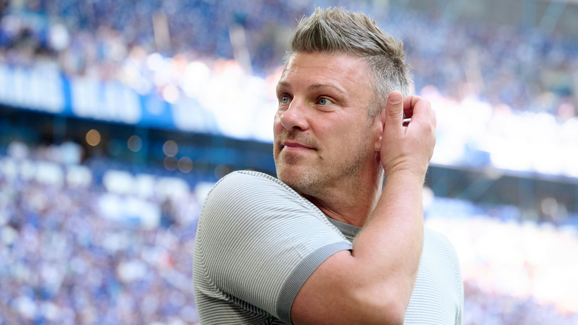 ARCHIV - 02.05.2025, Nordrhein-Westfalen, Gelsenkirchen: Fußball: 2. Bundesliga, FC Schalke 04 - SC Paderborn 07, 32. Spieltag, Veltins Arena. Trainer Lukas Kwasniok vor dem Spiel. (zu dpa: «Medien: Kwasniok heißer Trainerkandidat beim 1. FC Köln») Foto: Bernd Thissen/dpa +++ dpa-Bildfunk +++