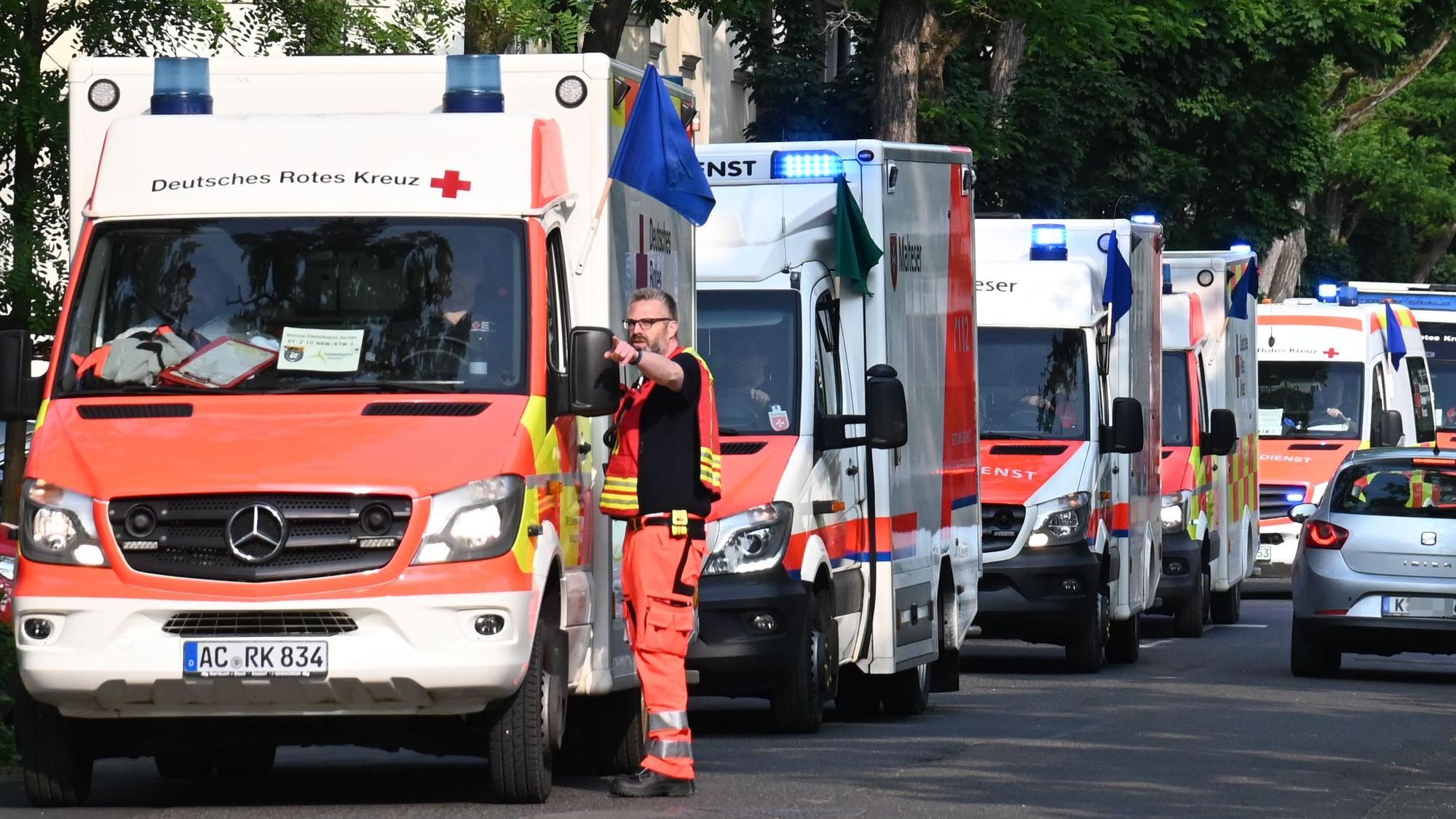 04.06.2025 Köln. Drei Weltkriegsbomben wurden in Deutz gefunden. Es gibt eine großräumige Evakuierung. Evakuierung des Eduardus Krankenhaus. Foto: Alexander Schwaiger