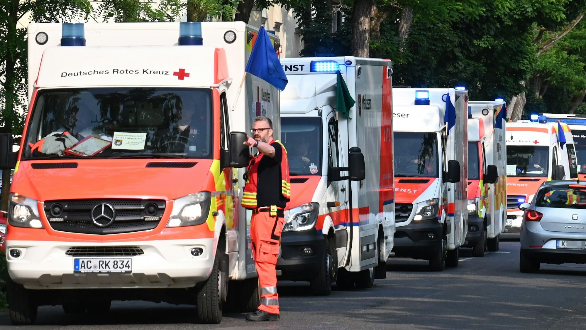 04.06.2025 Köln. Drei Weltkriegsbomben wurden in Deutz gefunden. Es gibt eine großräumige Evakuierung. Evakuierung des Eduardus Krankenhaus. Foto: Alexander Schwaiger
