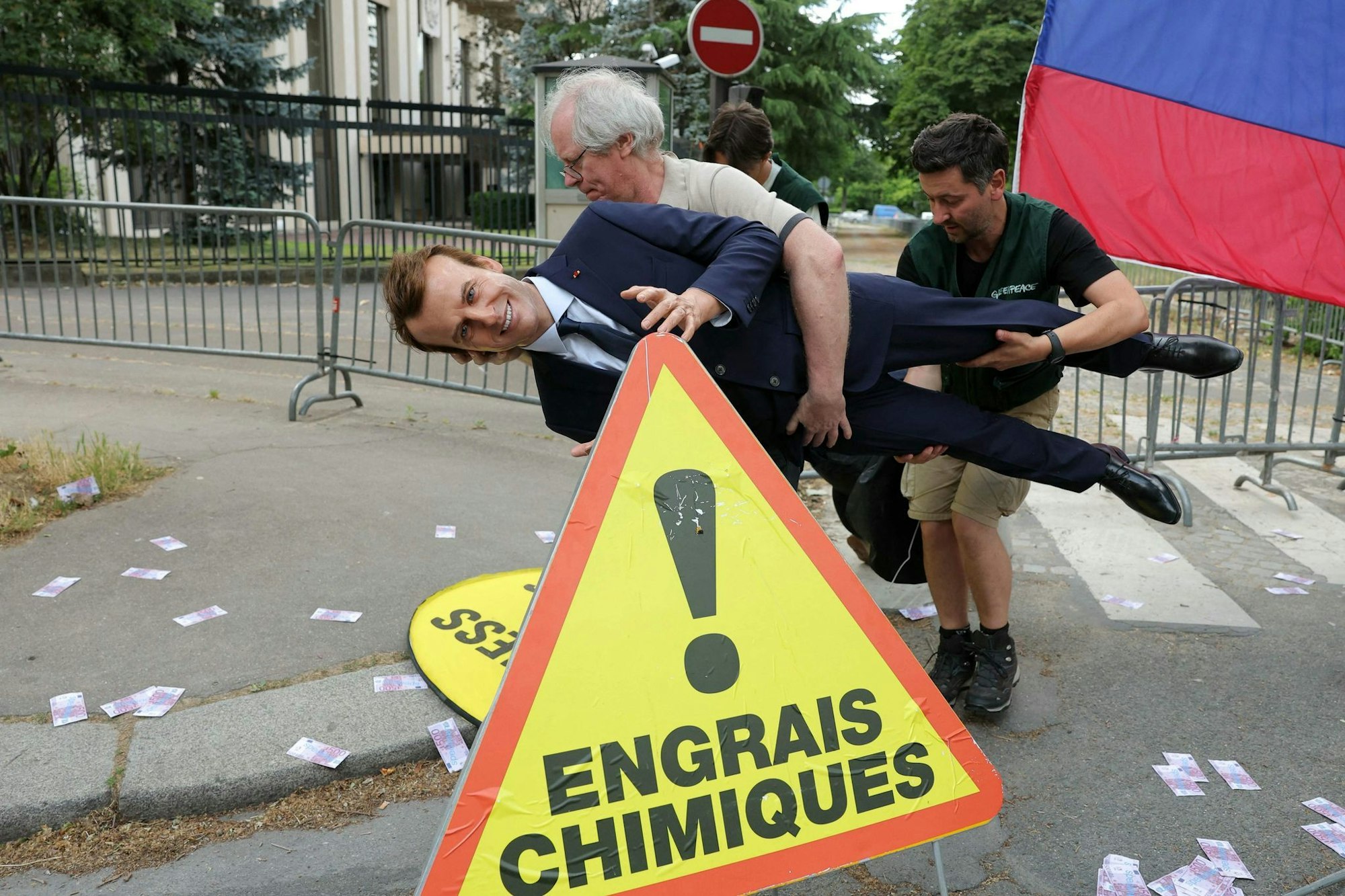 Mit der Wachsfigur von Präsident Macron haben Greenpeace-Aktivisten gegen die anhaltende französische Einfuhr von Gas und Kunstdünger aus Russland protestiert. (Archivbild)