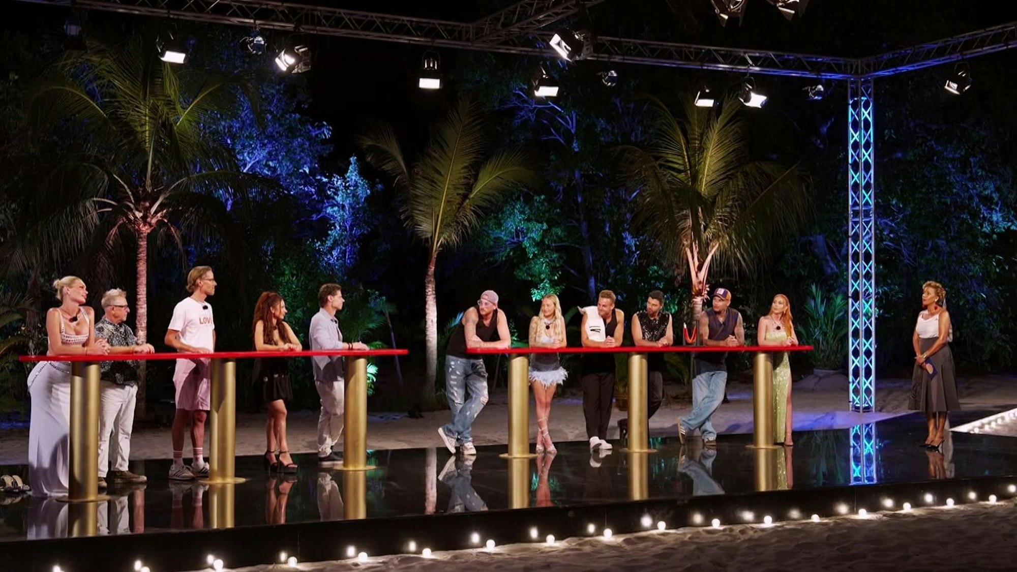 In der „Stunde der Wahrheit“ mit Arabella Kiesbauer konnten nur Giuliana, Martin Semmelrogge, Jens Hilbert, Pinar Sevim und Stephen Dürr gefeuert werden. (Bild: RTL)