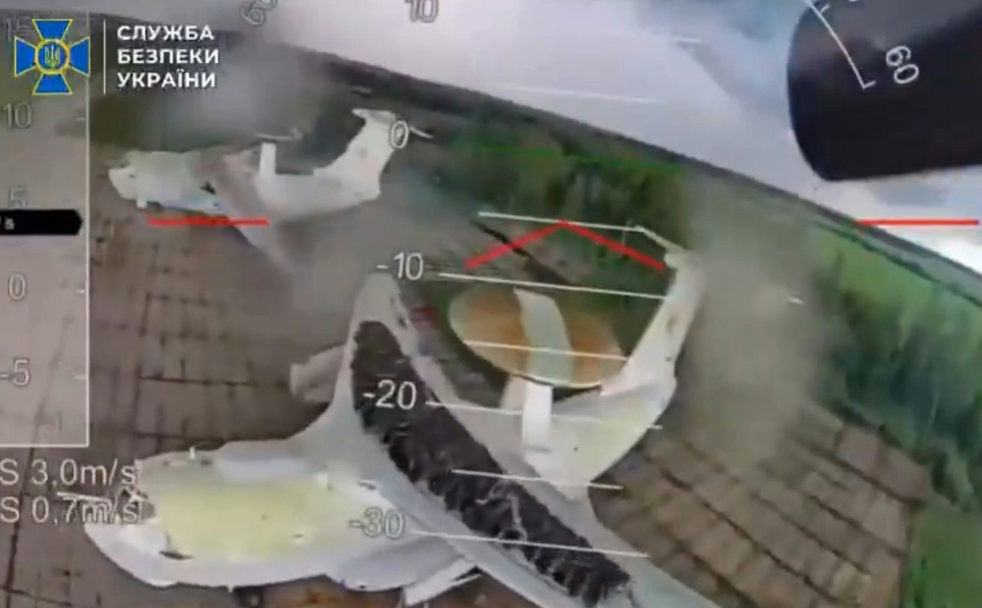 Der Sicherheitsdienst der Ukraine hat Videoaufnahmen veröffentlicht, die Drohnenangriffe auf zwei A-50-Aufklärungsflugzeuge der russischen Luftwaffe zeigen.