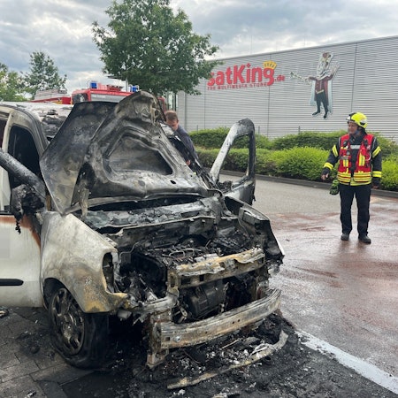 Ein mit Würsten beladener Kleintransporter ist in Troisdorf in Brand geraten.