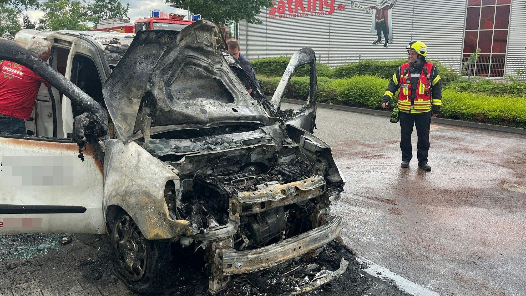 Ein mit Würsten beladener Kleintransporter ist in Troisdorf in Brand geraten.