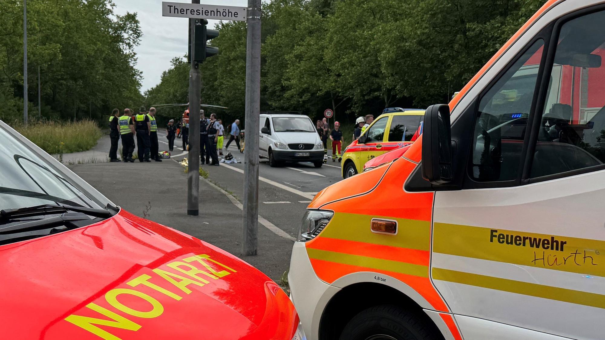 Das Bild zeigt Rettungswagen an der Einsatzstelle.