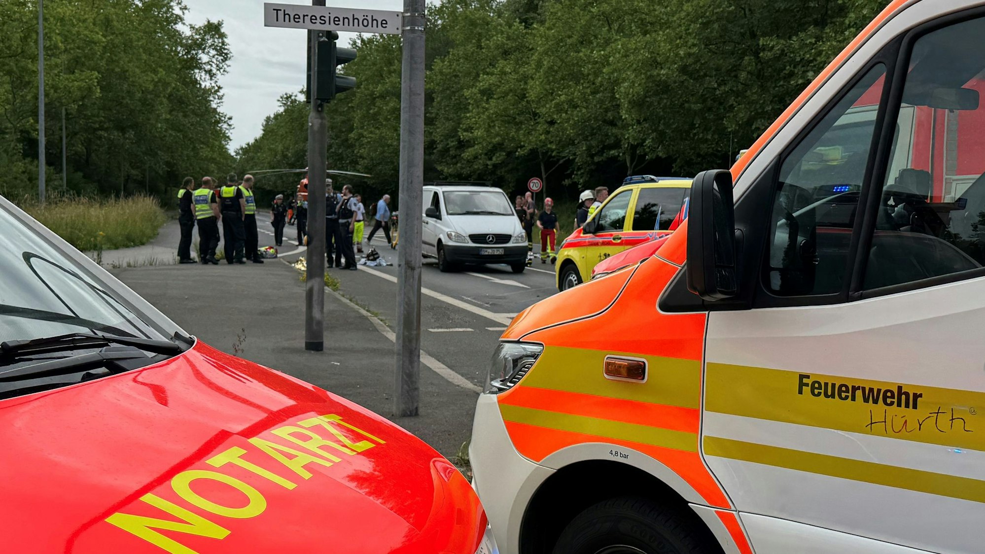 Das Bild zeigt Rettungswagen an der Einsatzstelle.
