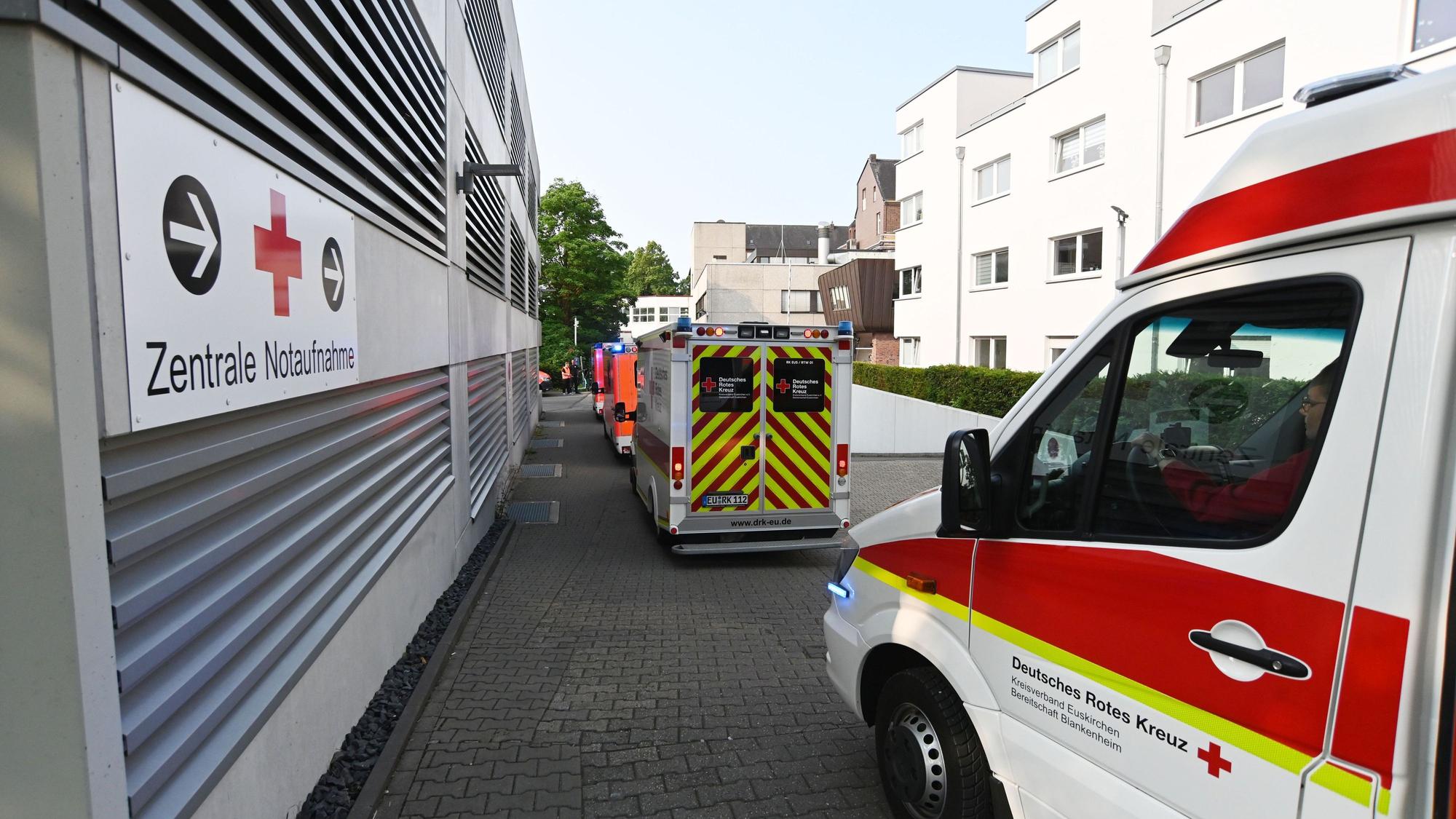 Krankenwagen-Kolonne am Eduardus-Krankenhaus