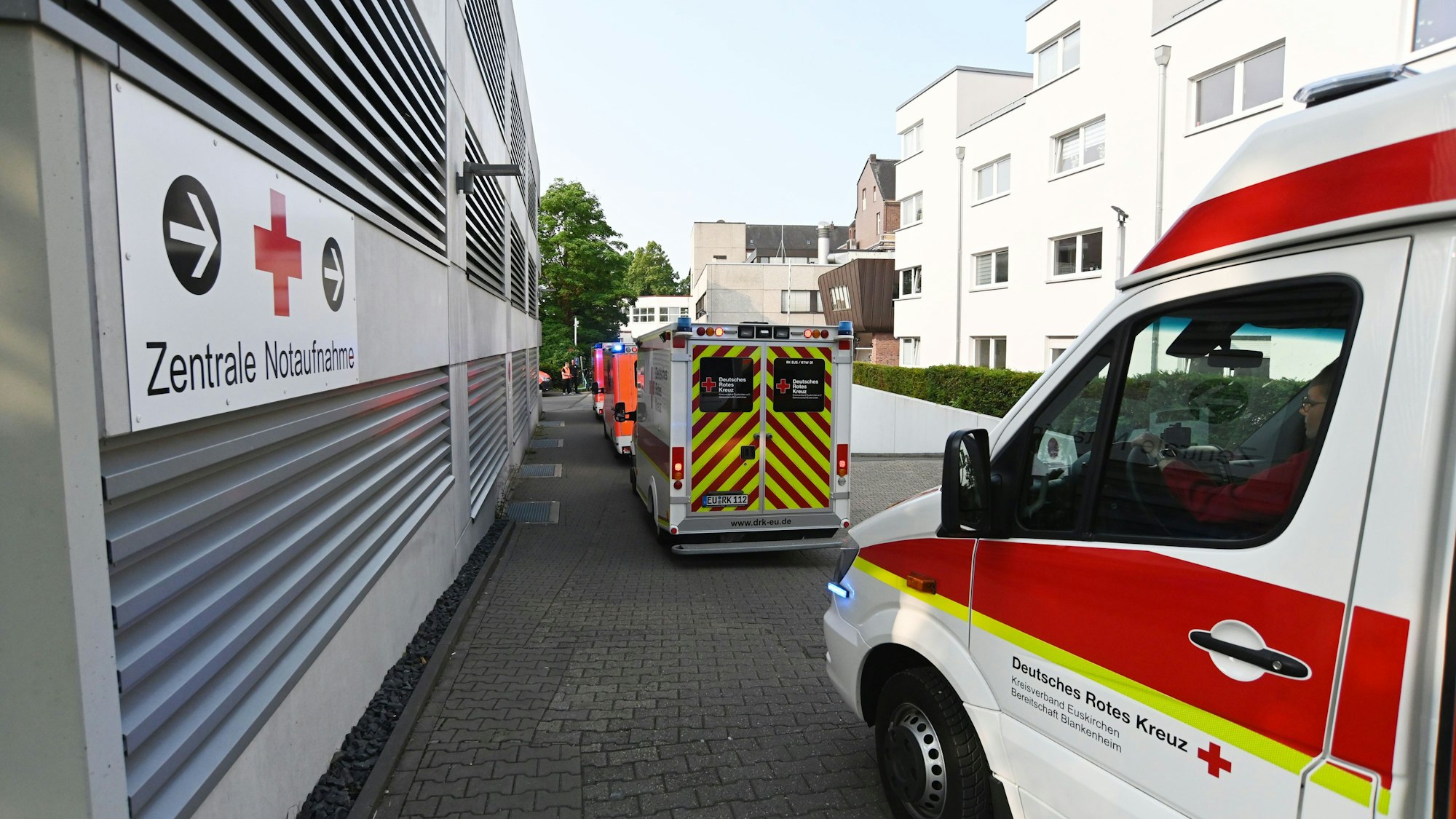 Krankenwagen-Kolonne am Eduardus-Krankenhaus