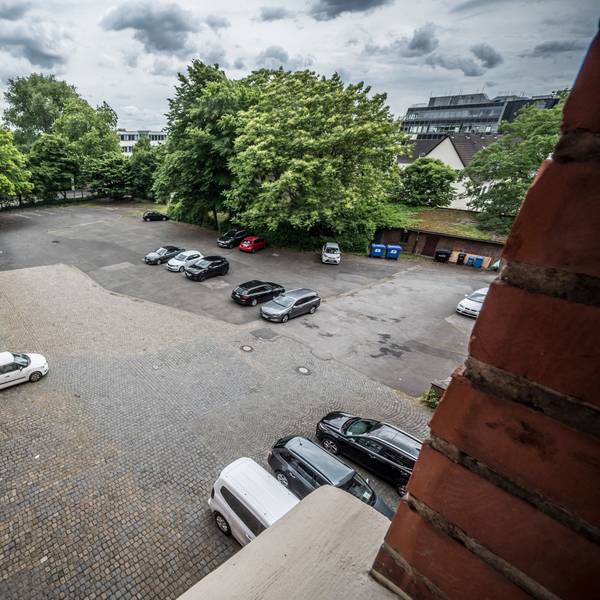 Der Parkplatz hinter der Musikschule soll entsiegelt werden.